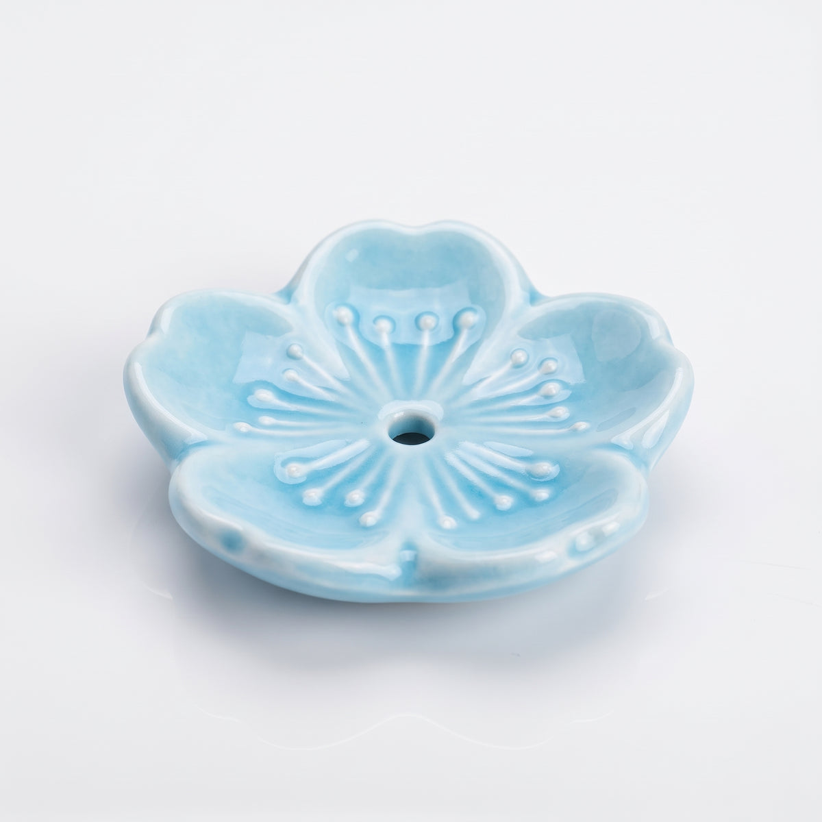 Porte-encens japonais sakura bleu clair en céramique émaillée, étamines en relief