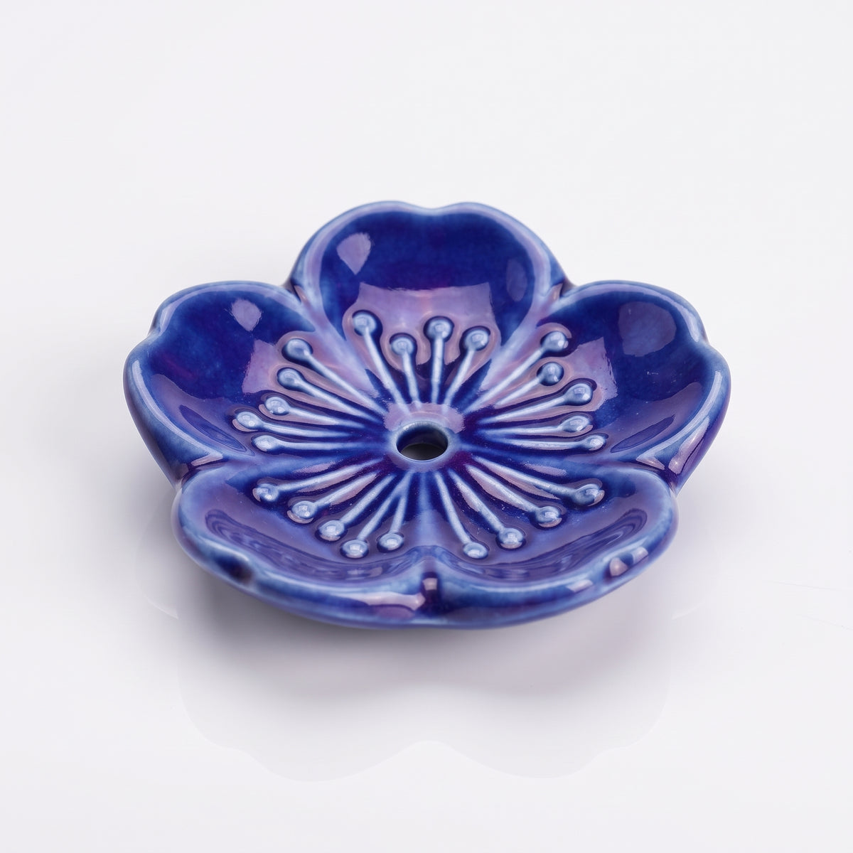 Porte-encens japonais sakura bleu foncé en céramique, étamines claires autour du trou central
