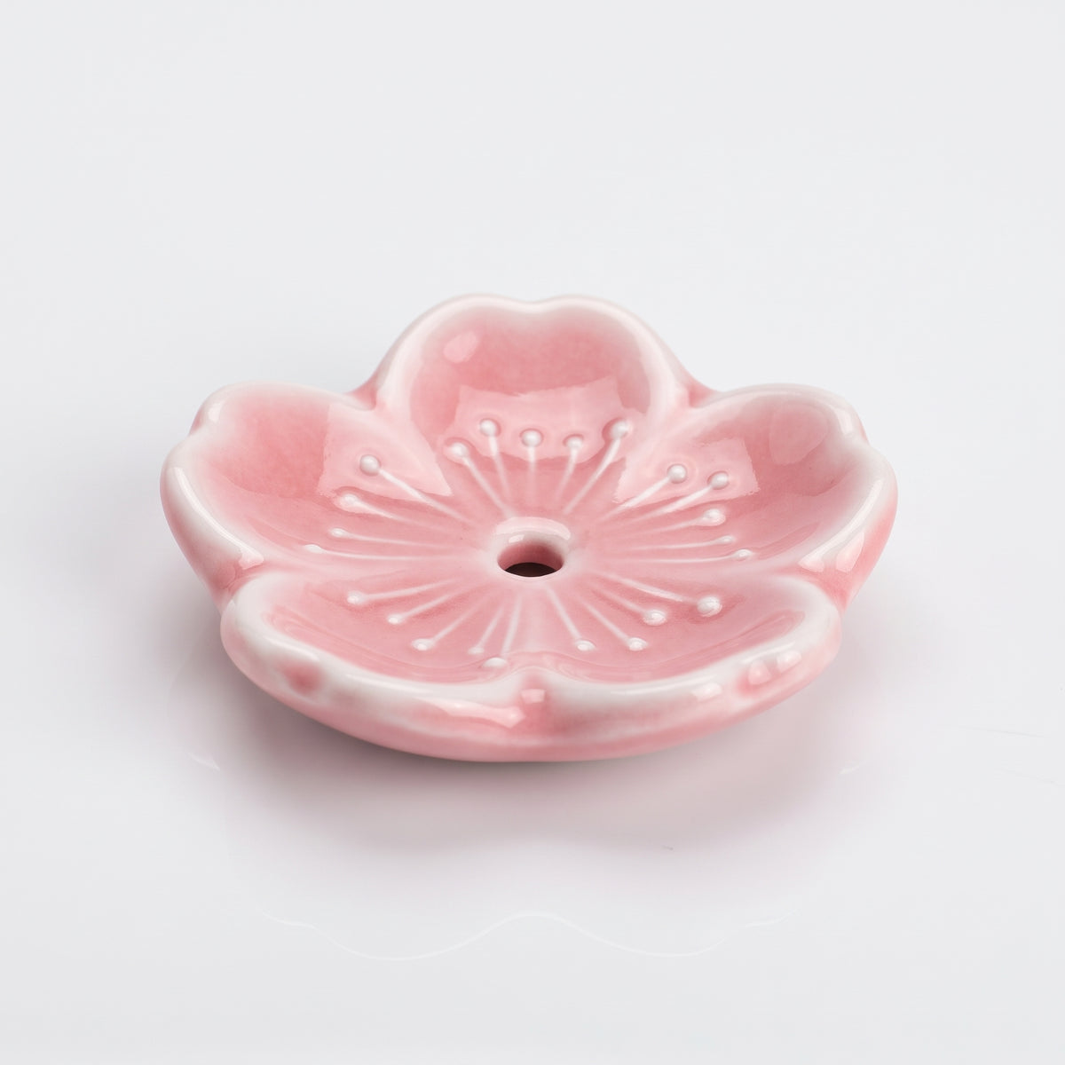 Porte-encens japonais sakura en céramique rose, étamines en relief autour du trou pour le bâtonnet