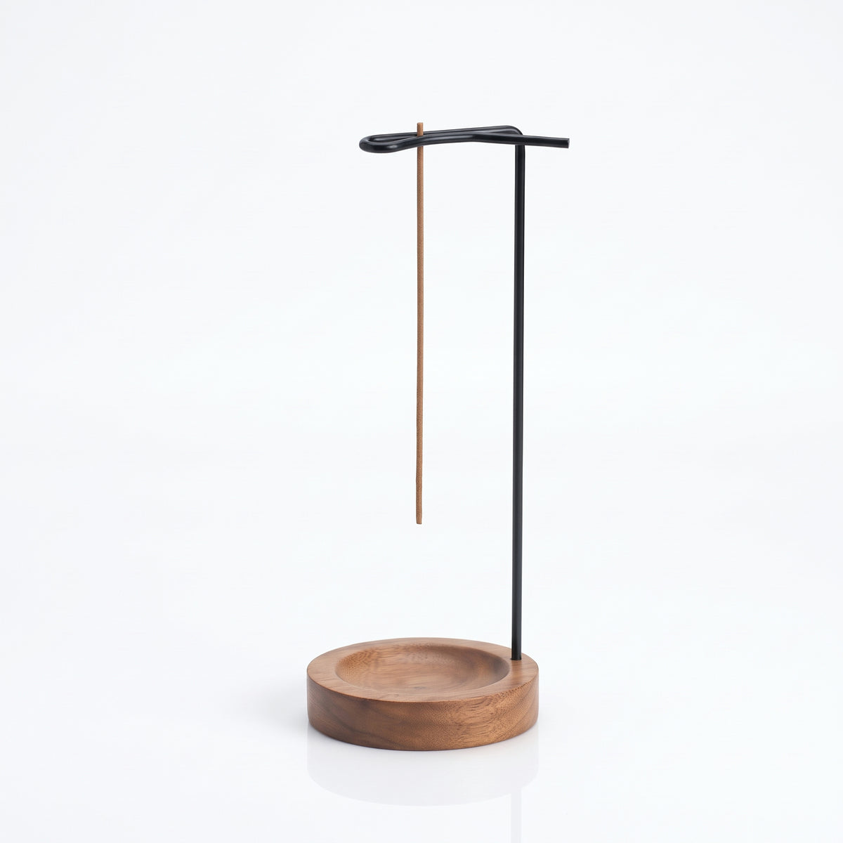 Porte-encens japonais suspendu noir : tige noire repliée, socle rond en bois foncé, bâtonnet d'encens (non fourni)