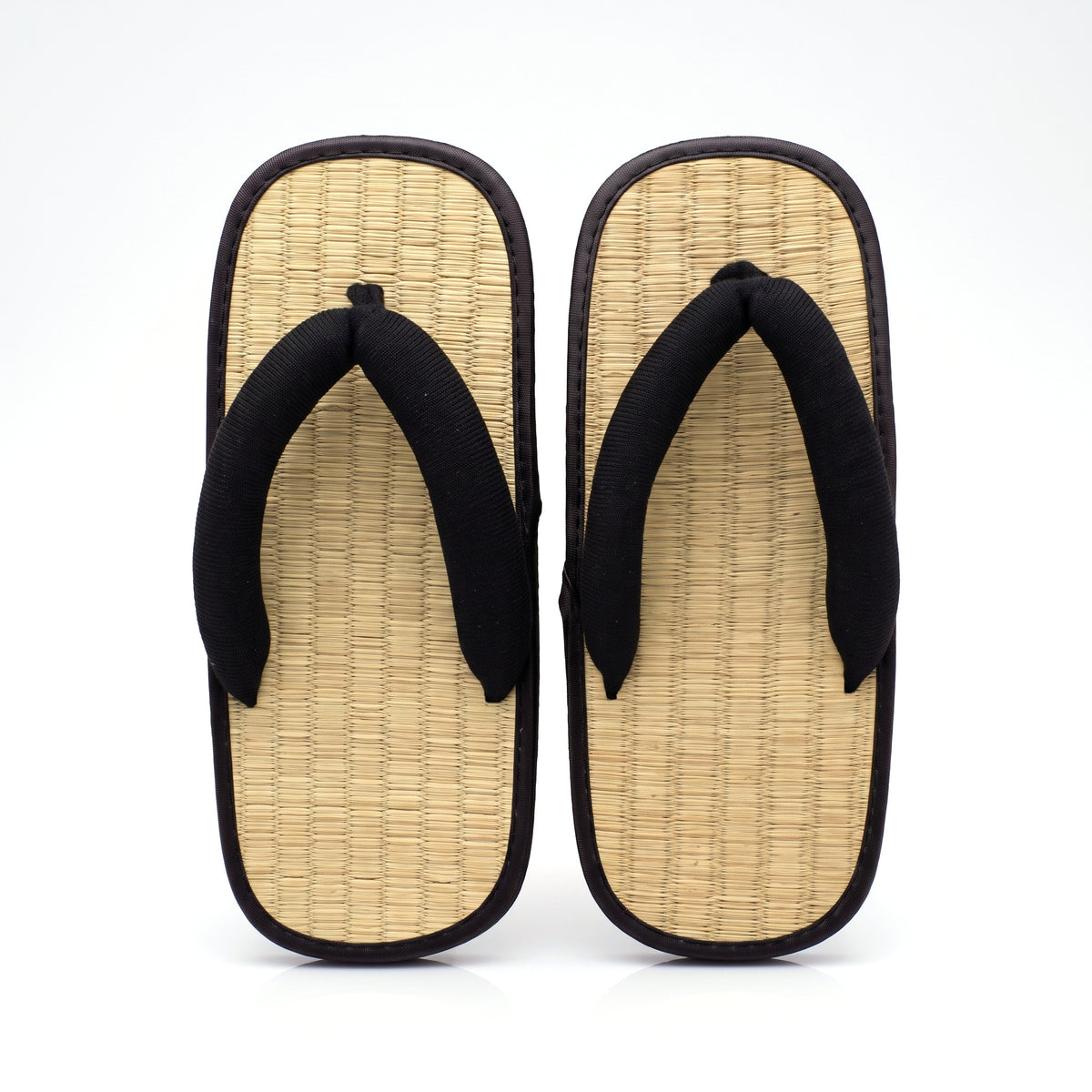 Paire de sandales japonaises zori noires vue de dessus : dessus tressé couleur paille et lanières noires rembourrées