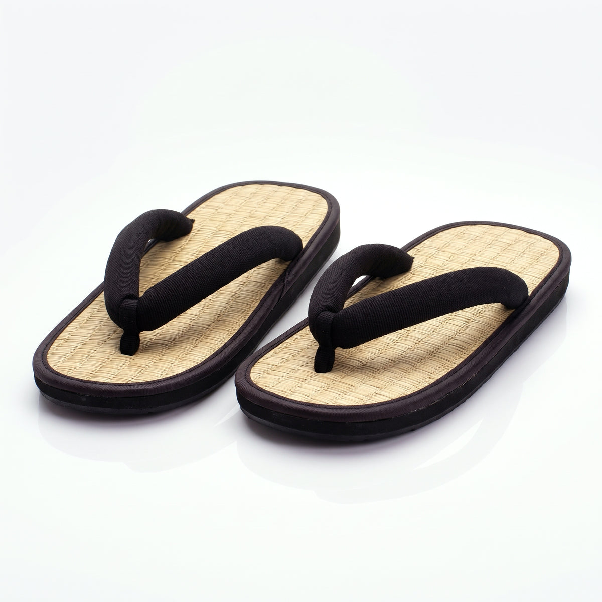 Paire de sandales japonaises zori noires, dessus tressé couleur paille, liseré noir et lanière noire rembourrée