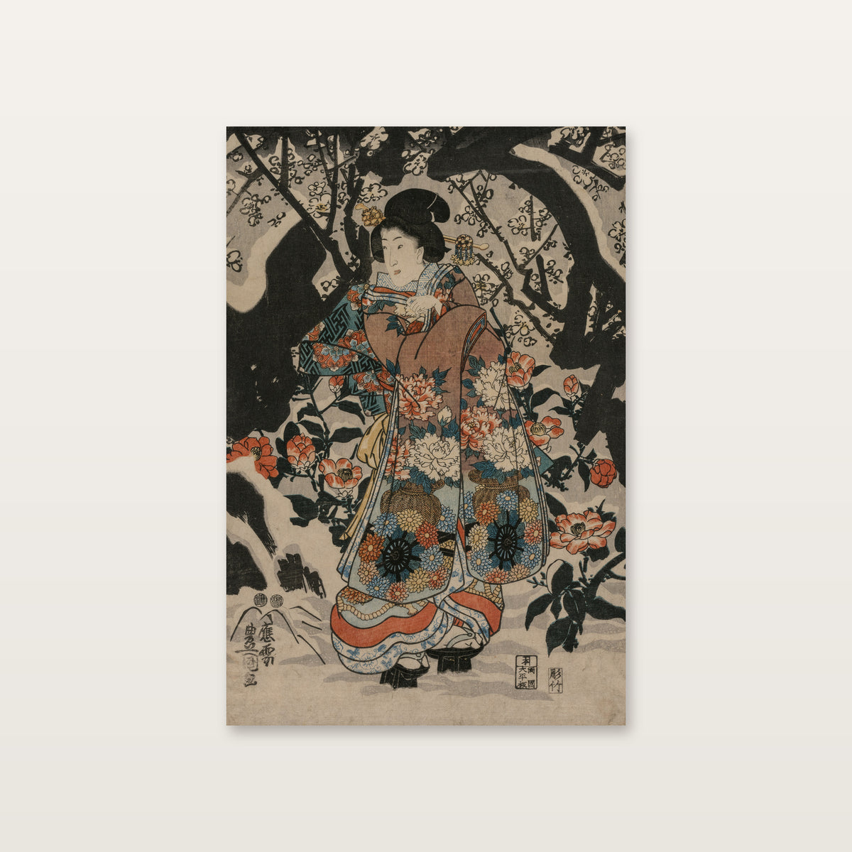 Tableau japonais femmes en kimono : une femme en kimono fleuri debout près d'un prunier enneigé, d'après Kunisada