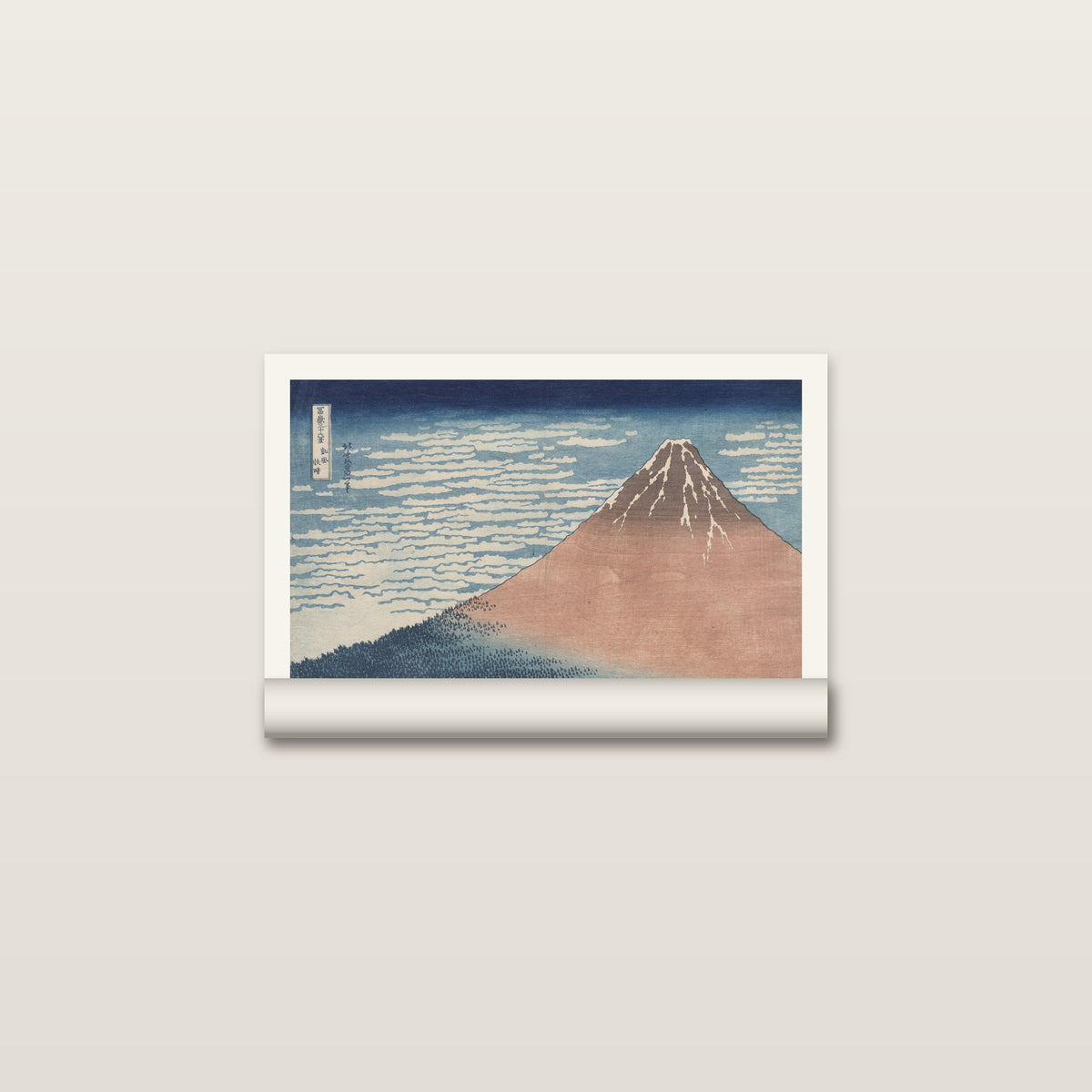 Toile roulée du Fuji rouge d'Hokusai posée à plat, avec sa marge blanche autour de l'image