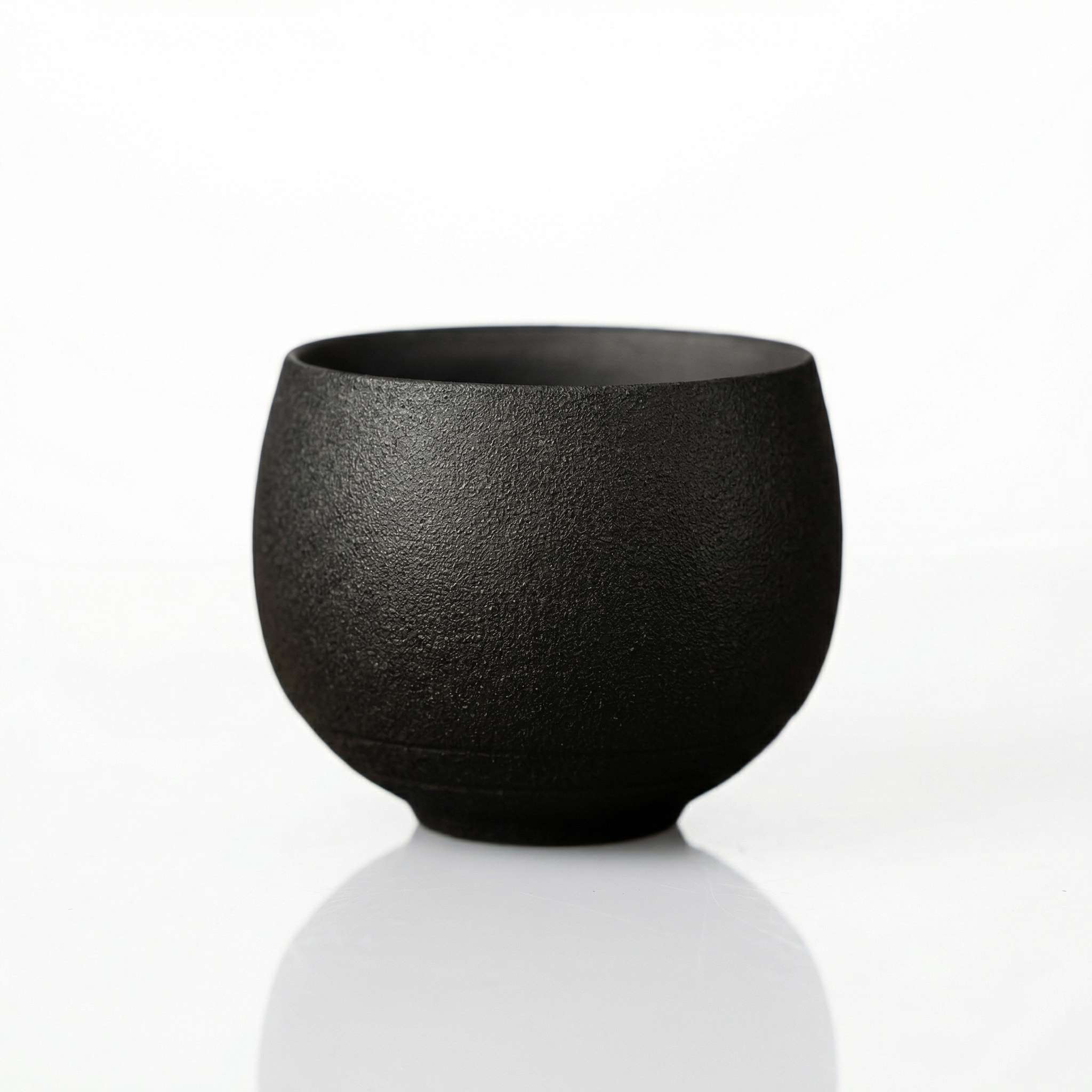 Tasse grès japonais noir mat texturé wabi-sabi