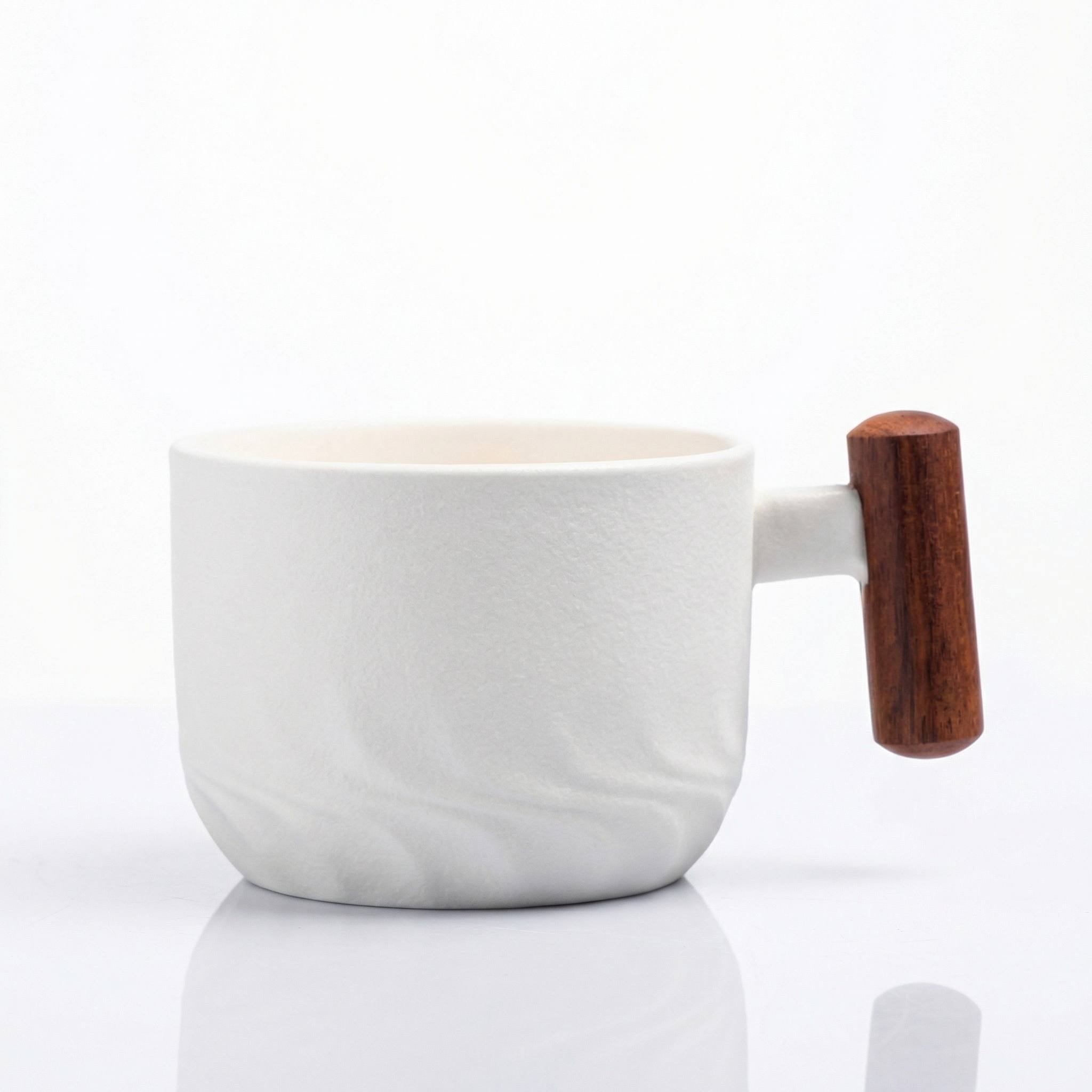 Tasse japonaise céramique texturée blanc crème avec anse en bois fond blanc