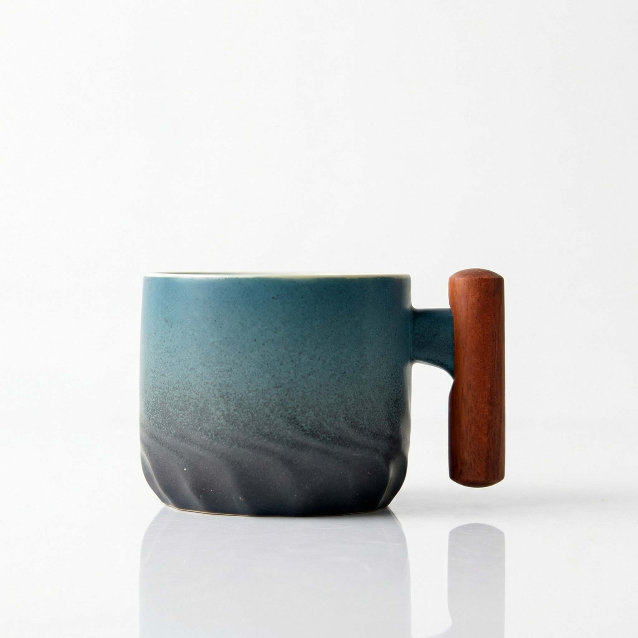 Tasse japonaise céramique texturée bleu pétrole avec anse en bois fond blanc