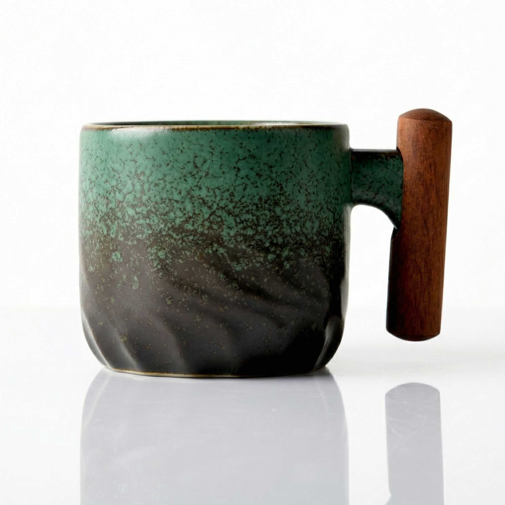 Tasse japonaise céramique texturée vert forêt avec anse en bois fond blanc