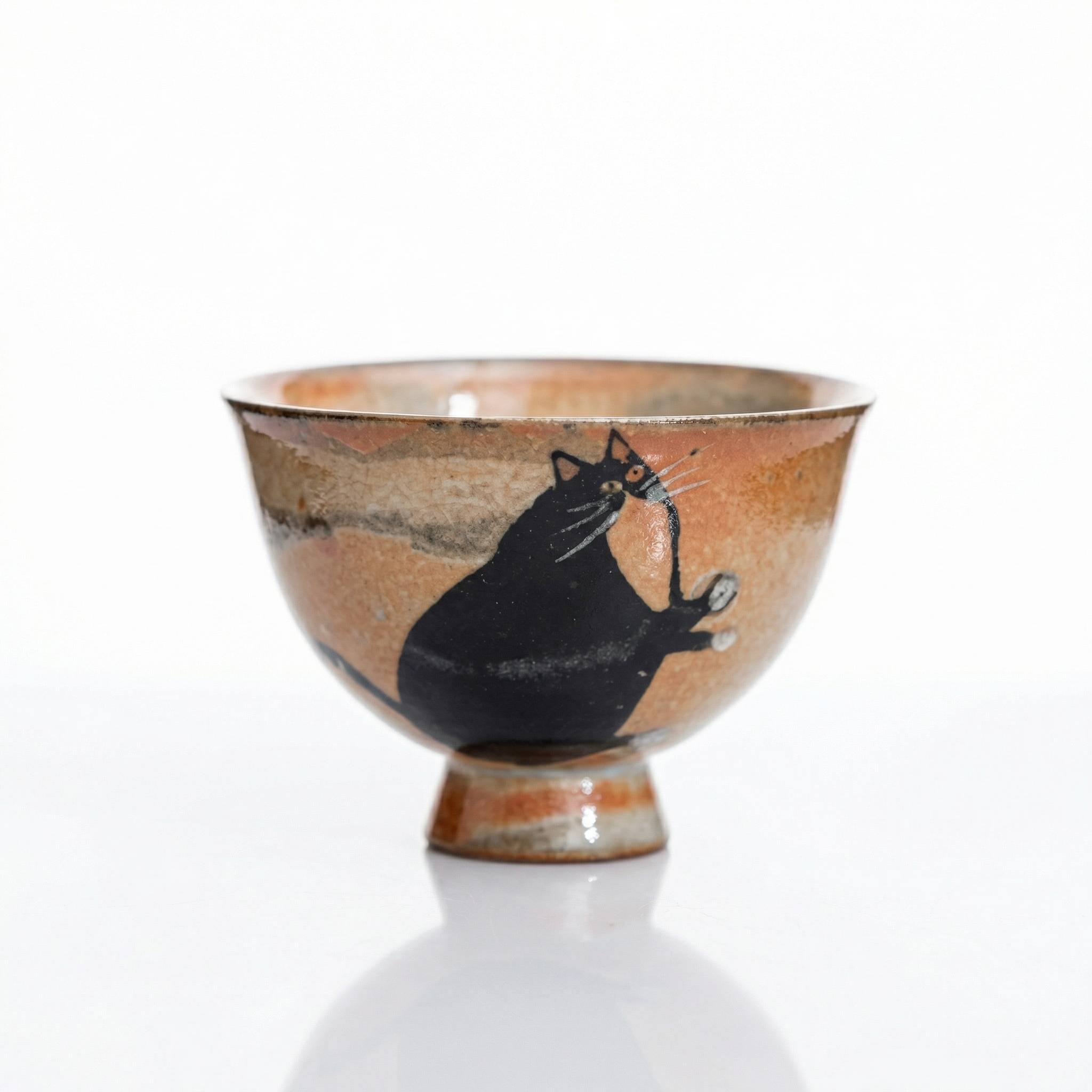 Tasse thé japonaise céramique chat noir assis patte levée