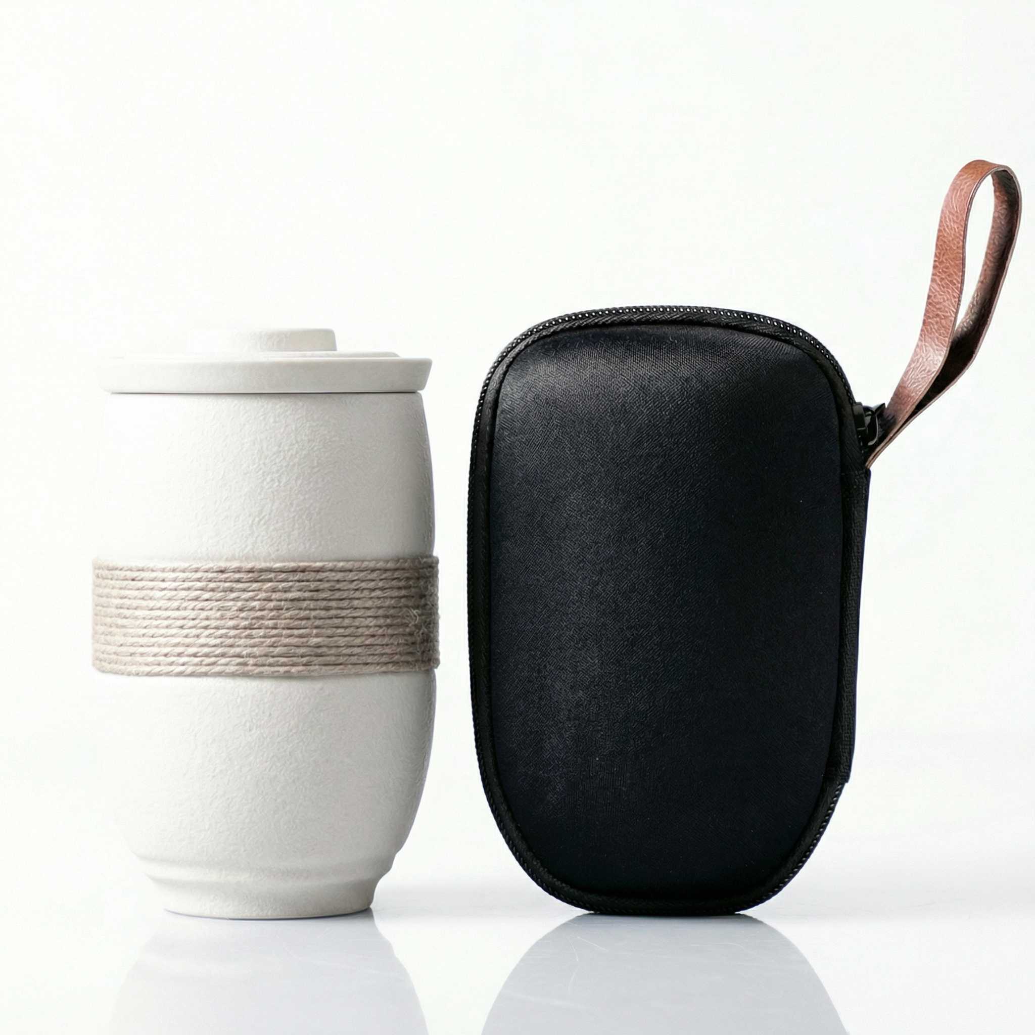 Tasse à thé céramique japonaise blanche avec filtre intégré et housse de transport noire