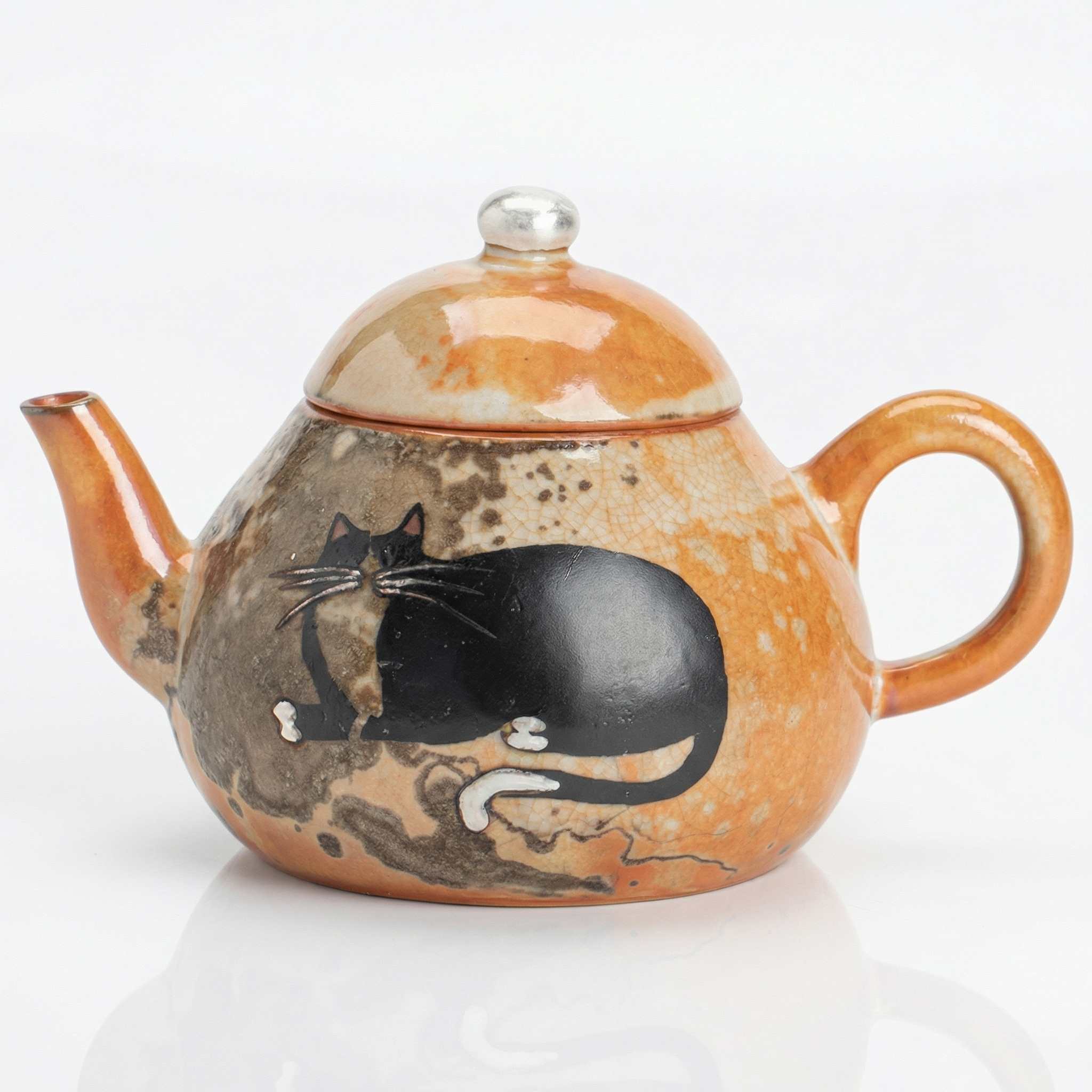 Théière japonaise céramique vue de profil avec motif chat noir endormi