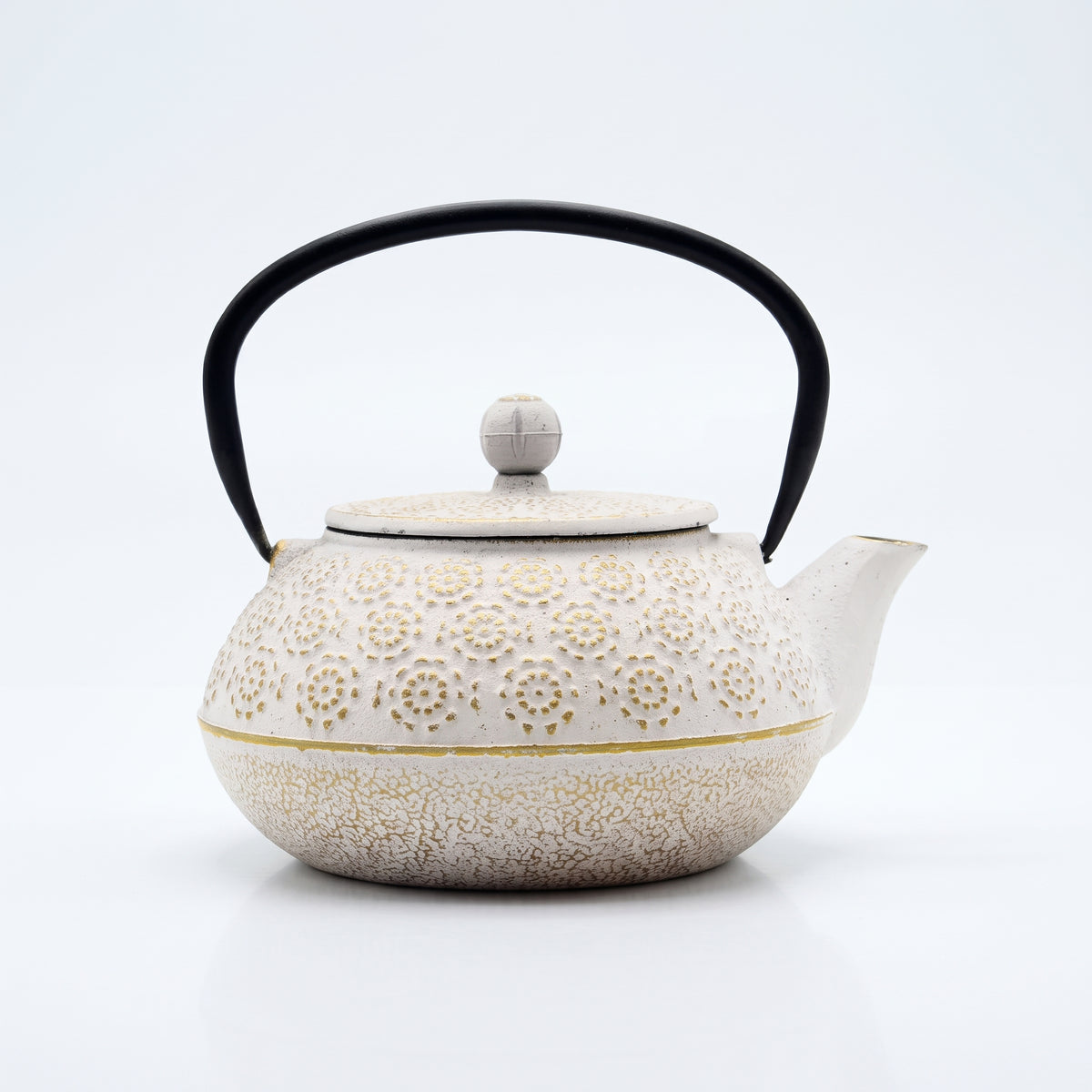 Théière japonaise en fonte blanche, petites fleurs cerclées d'or en relief et filet doré, anse noire