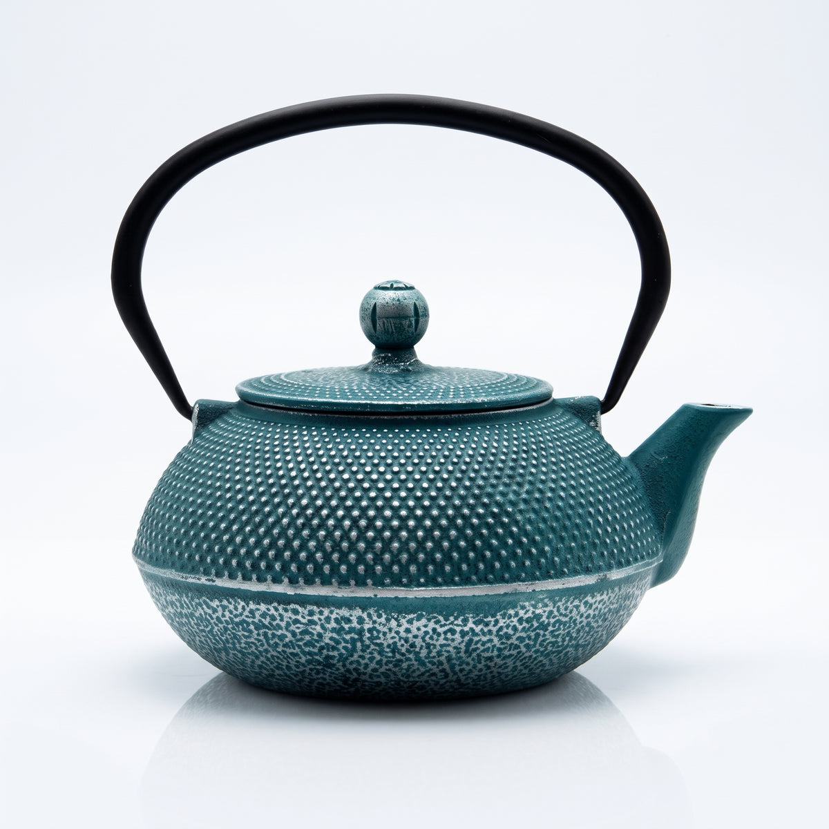 Théière japonaise en fonte bleue couverte de rangées régulières de picots en relief