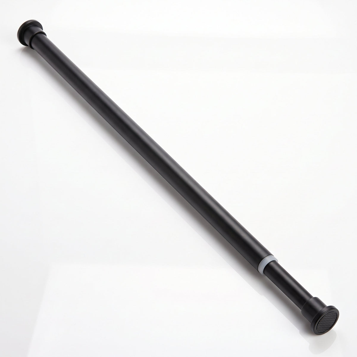 Tringle extensible noire pour noren posée entière sur fond blanc, embouts ronds à patin antidérapant