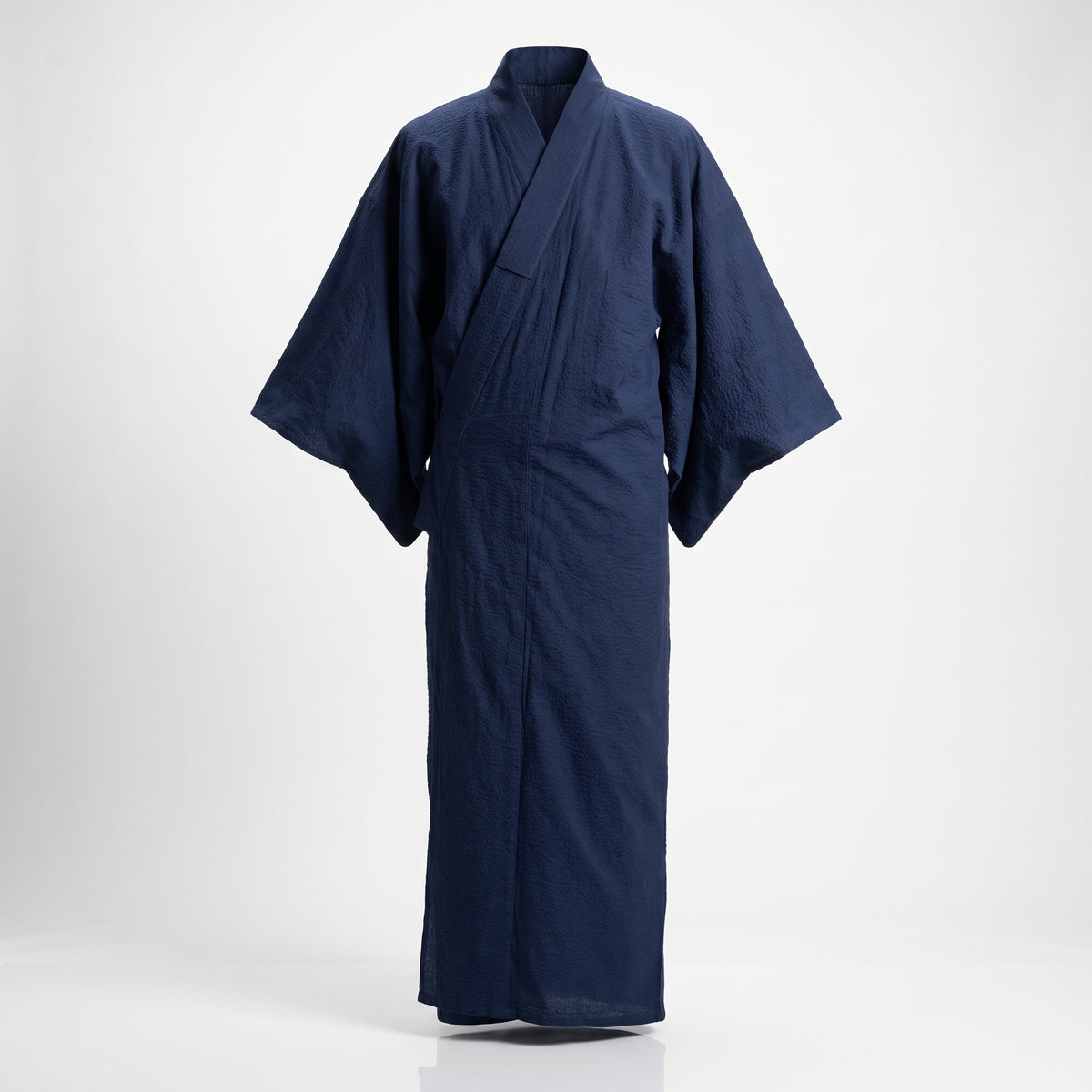 Yukata japonais homme bleu marine uni à larges manches, présenté de face sur fond clair
