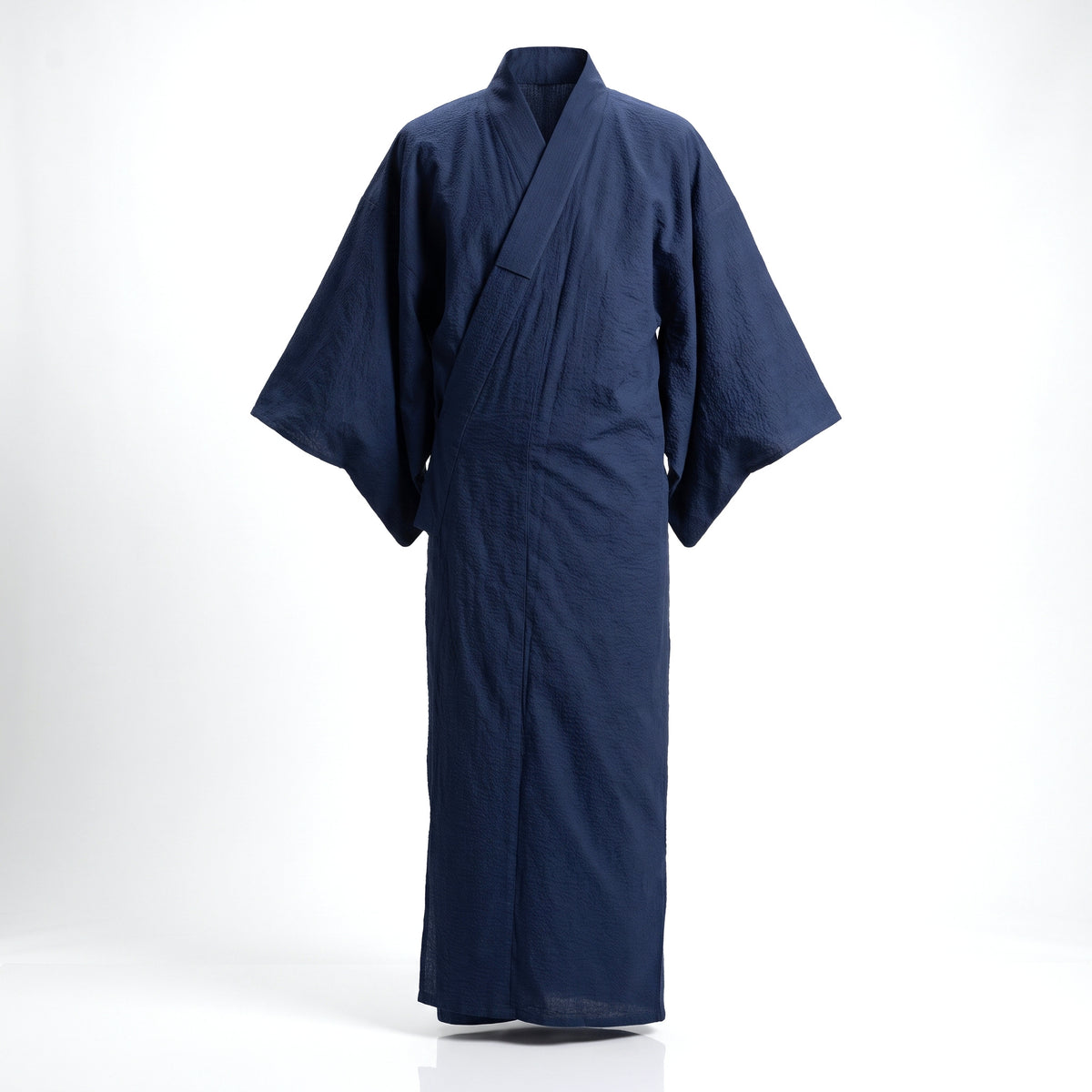 Yukata japonais homme bleu marine uni à larges manches, présenté de face sur fond clair