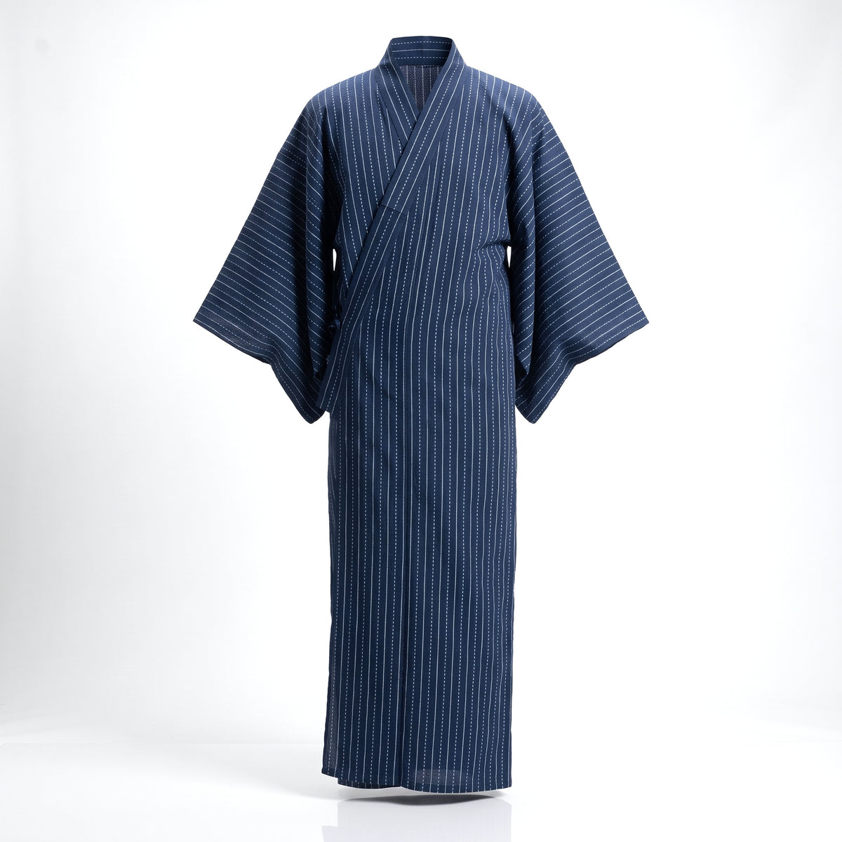 Yukata japonais homme bleu marine à fines rayures blanches, présenté de face sur fond clair