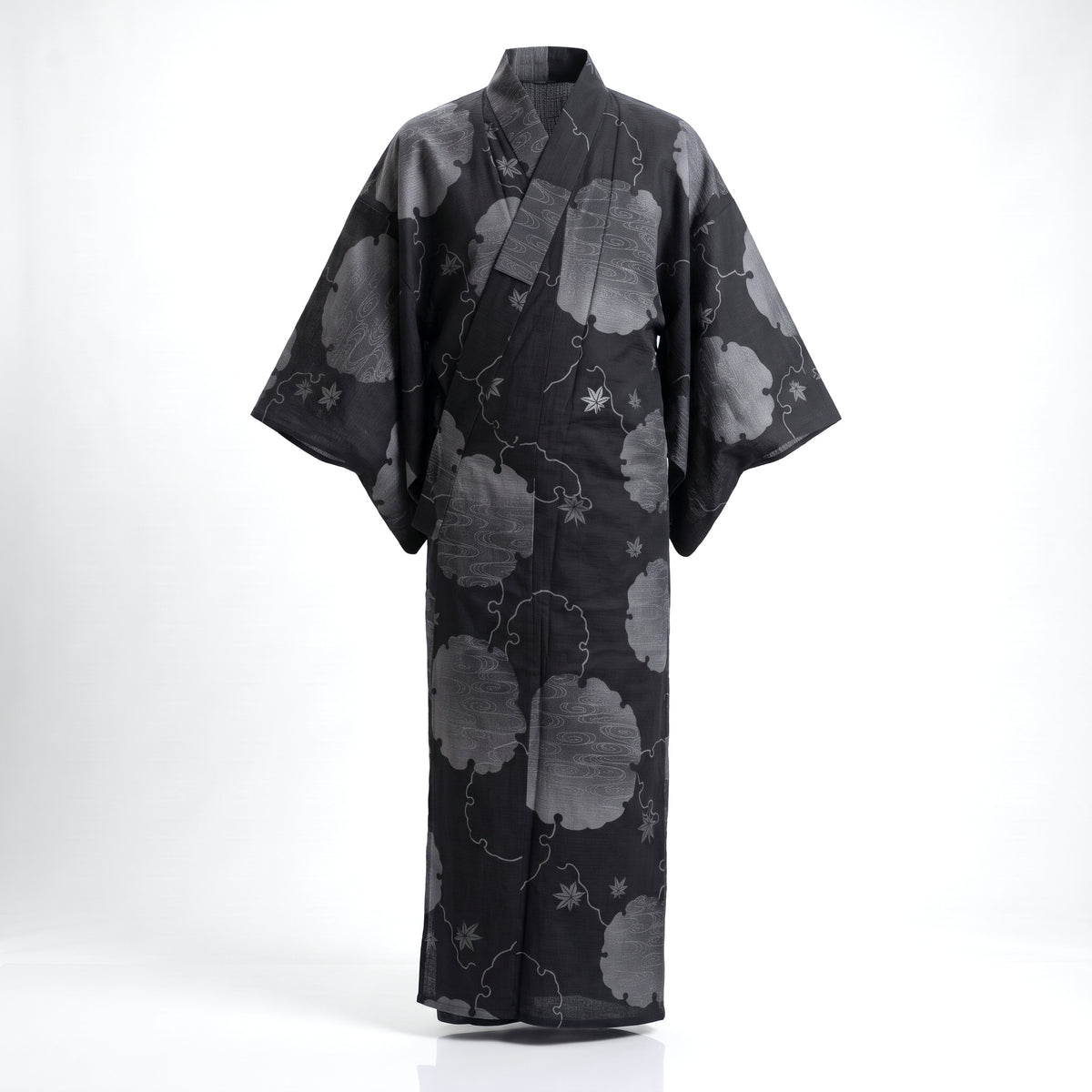 Yukata japonais homme noir à grandes formes grises et feuilles d'érable, présenté de face sur fond clair