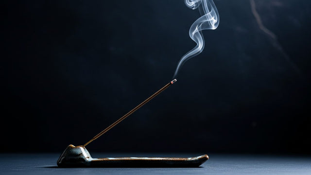 Brûle-encens japonais en céramique avec bâton d'encens et fumée, ambiance méditative