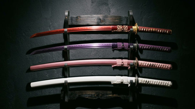 Collection de katanas colorés des Piliers de Demon Slayer sur supports en bois