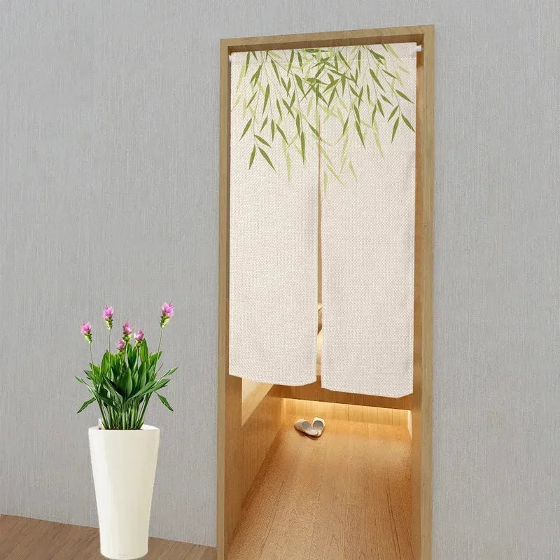 Noren japonais bambou suspendu dans une embrasure de porte en bois clair