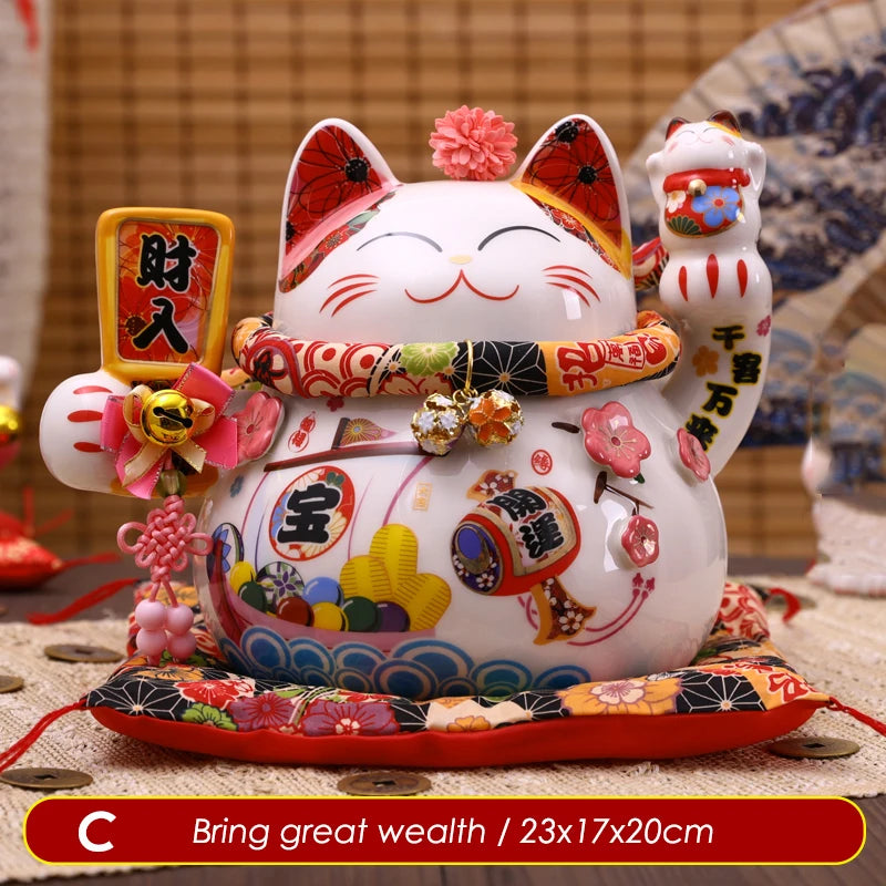 Maneki Neko céramique Senkyaku Banrai blanc avec kanji dorés sur coussin zabuton traditionnel