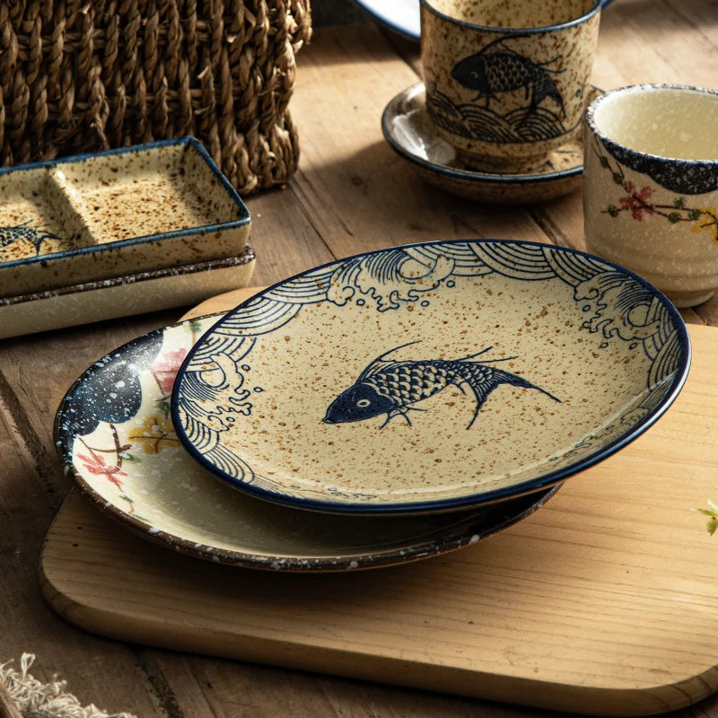 Service de vaisselle japonaise cinq pièces en grès sur table en bois, vue 5