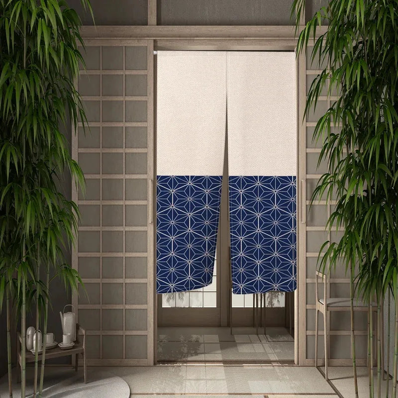 Rideau japonais écru à motif asanoha suspendu dans une embrasure de porte