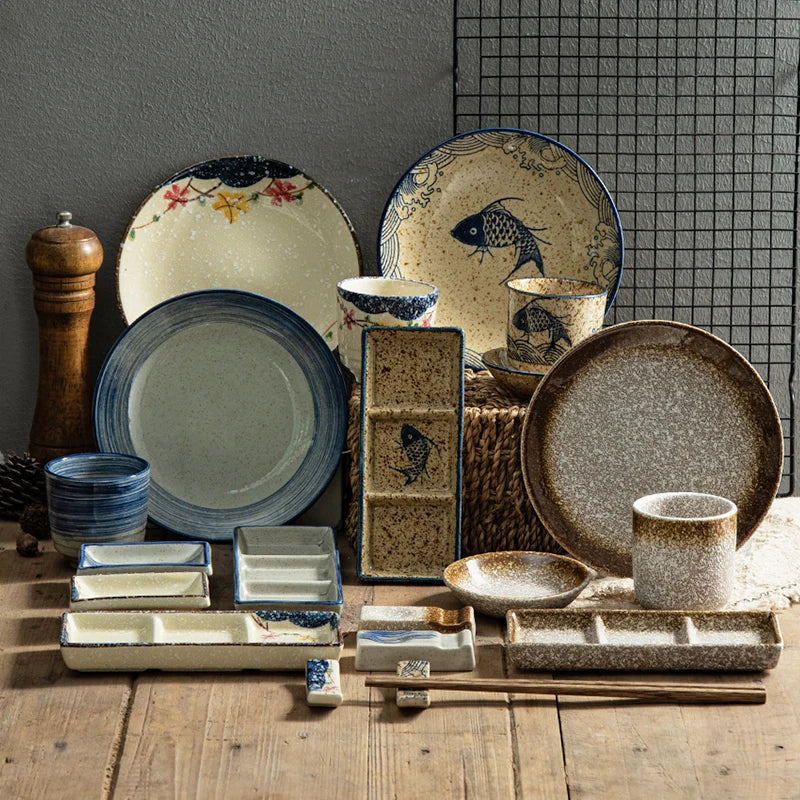 Service de vaisselle japonaise cinq pièces en grès sur table en bois, vue 2