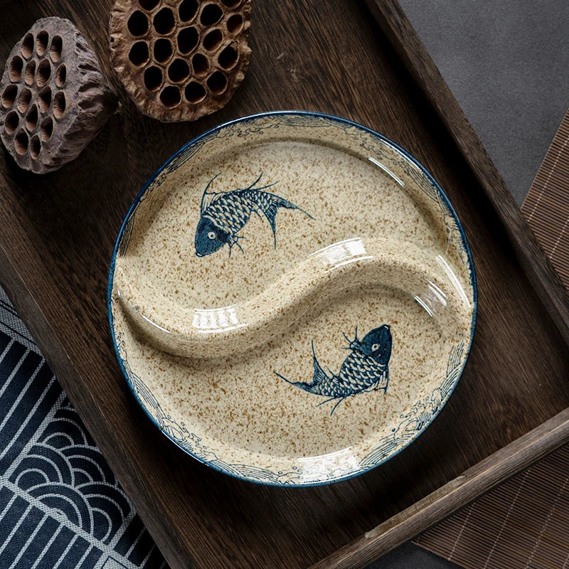 Assiette japonaise à compartiments motif carpes sur plateau en bois