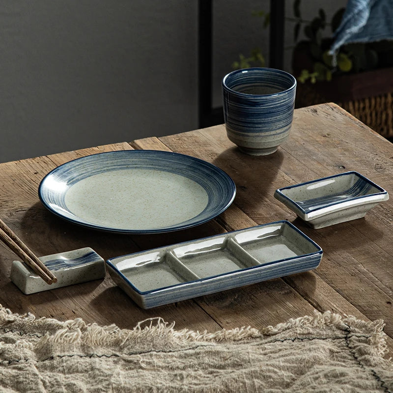 Service de vaisselle japonaise cinq pièces en grès sur table en bois, vue 4