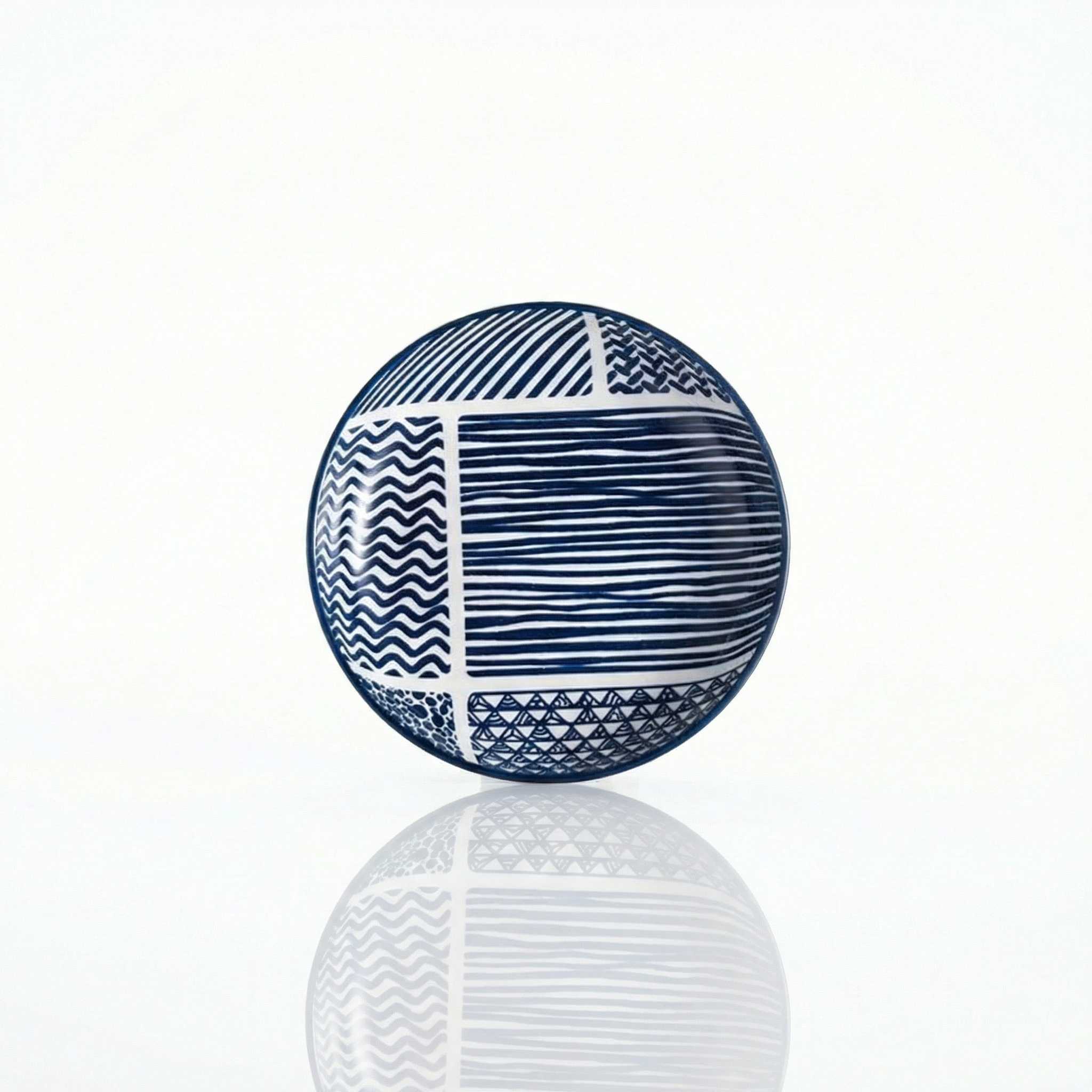 Assiette creuse céramique japonaise motif vague bleue géométrique fond blanc