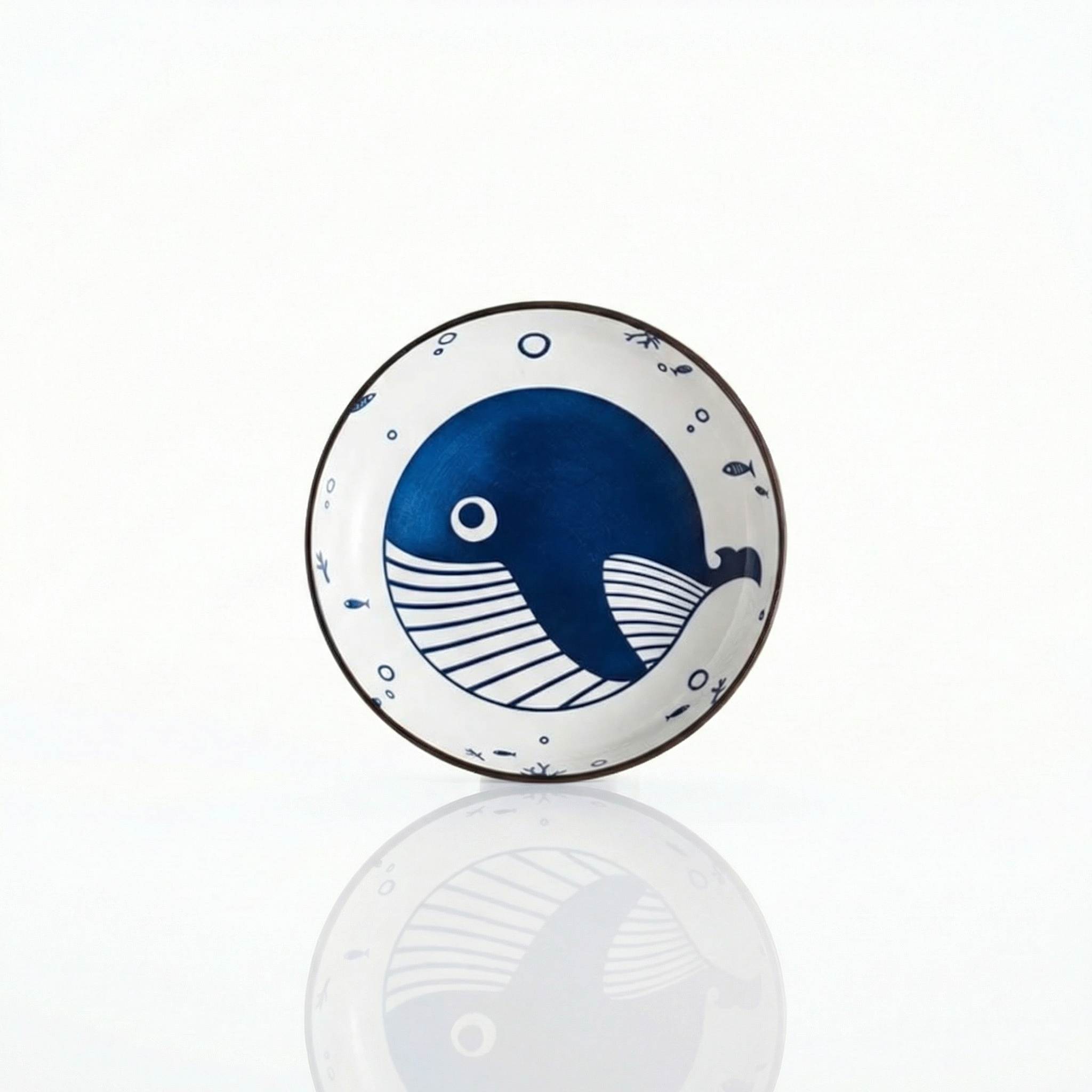 Assiette plate céramique japonaise motif baleine bleue sur fond blanc avec reflet