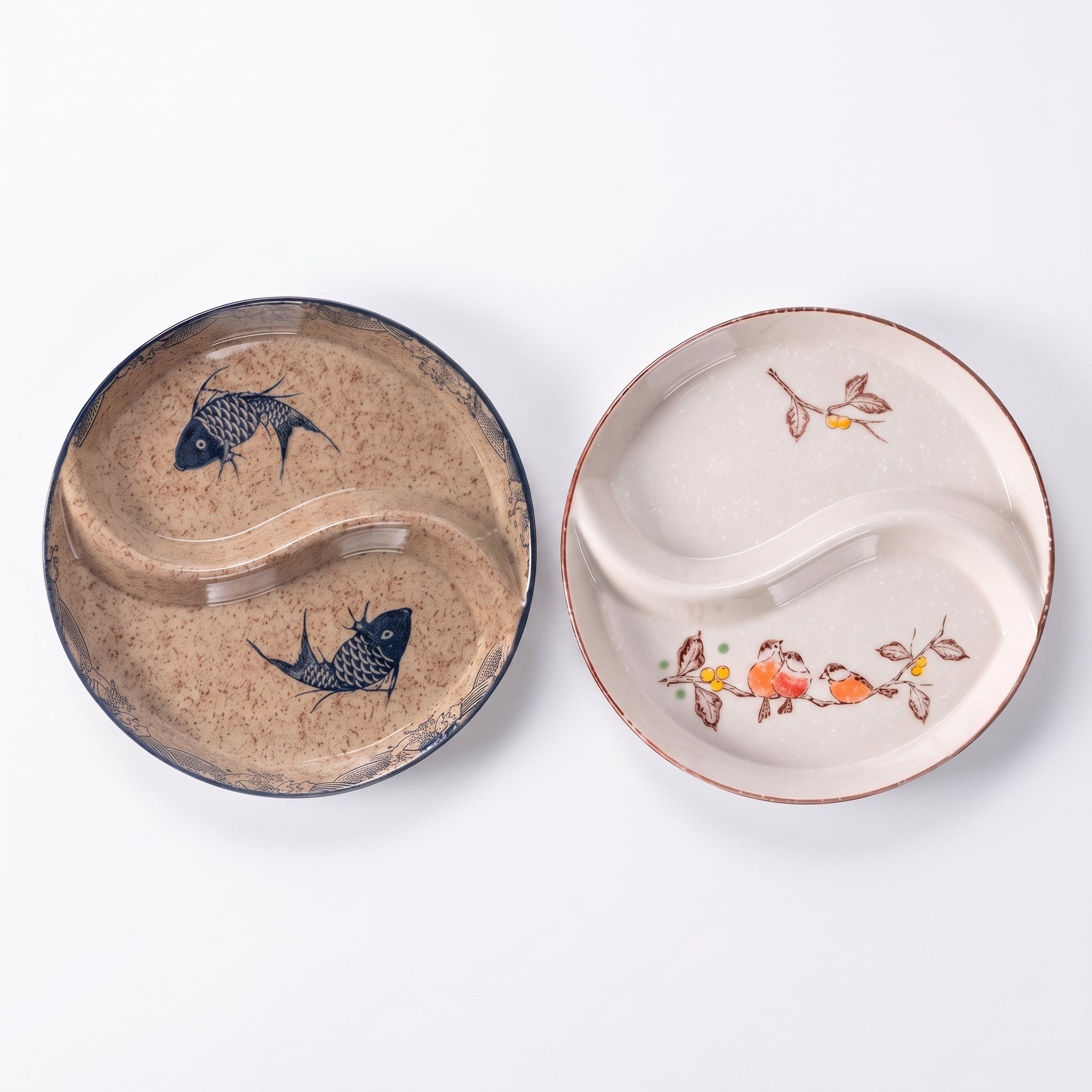 Assiettes japonaises à compartiments motifs carpes et oiseaux, vues de dessus