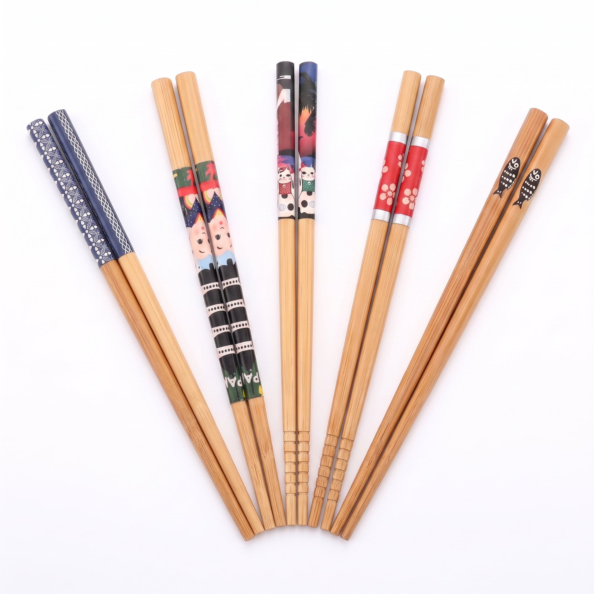 Cinq motifs de baguettes japonaises en bambou : bleu, kokeshi, chats, fleurs et poissons