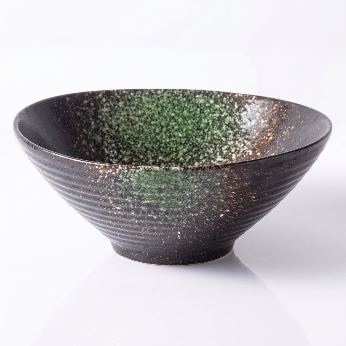 Bol à ramen japonais rustique Vert, glaçure vert mousse mouchetée de clair à l'intérieur du bol noir