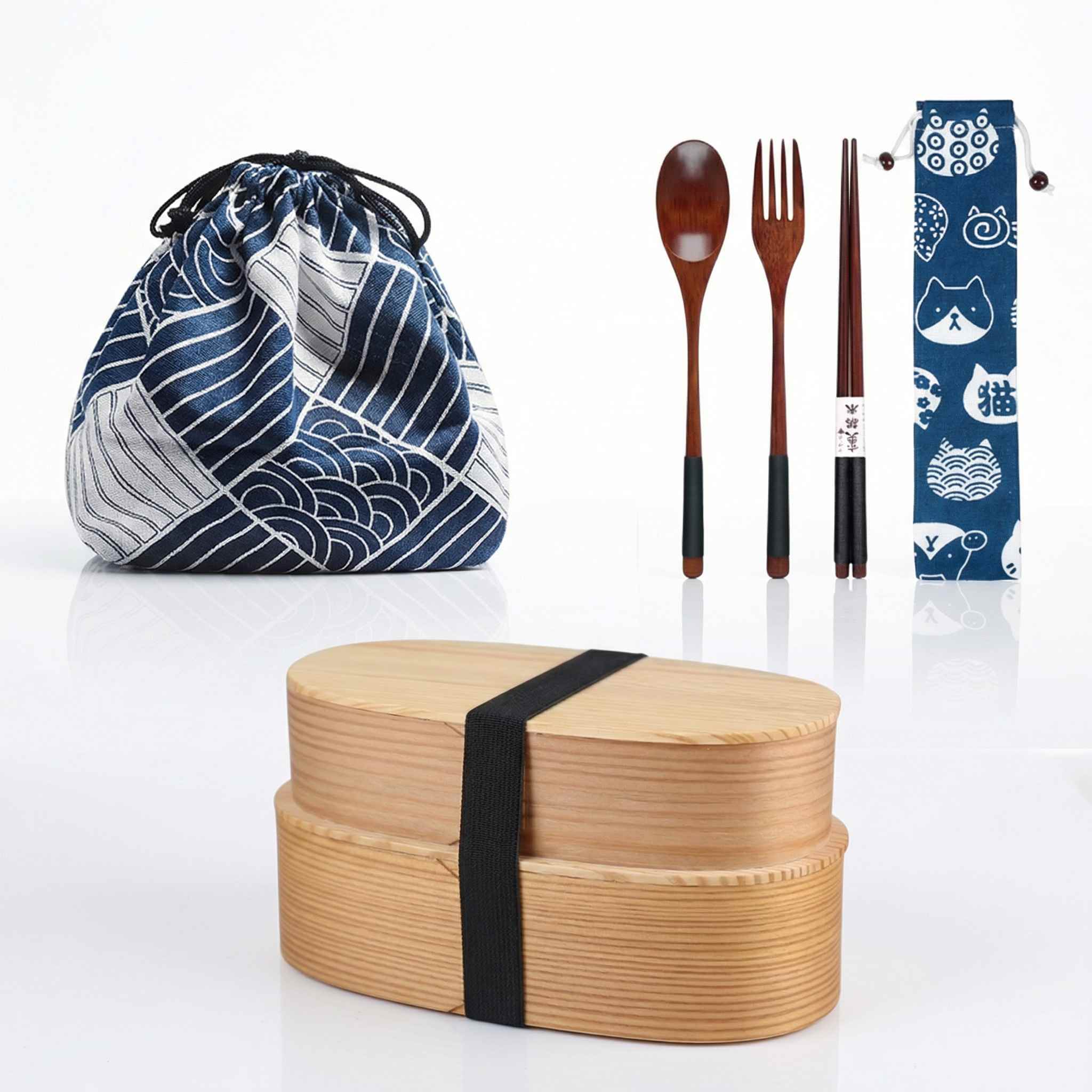 Coffret bento japonais en bois clair à deux étages avec couverts, élastique et sac bourse bleu aux motifs de vagues