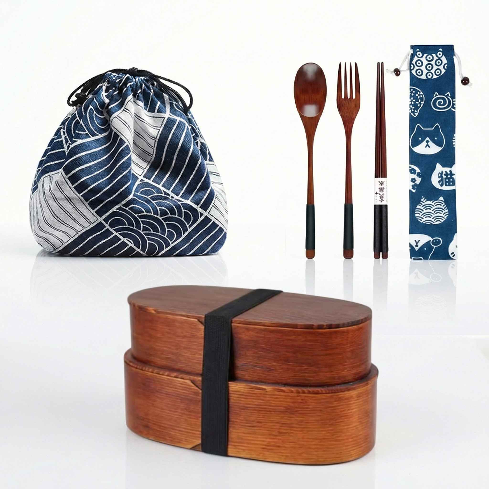 Coffret bento japonais à deux étages en bois foncé avec son set de couverts et son sac bourse bleu à motifs vagues