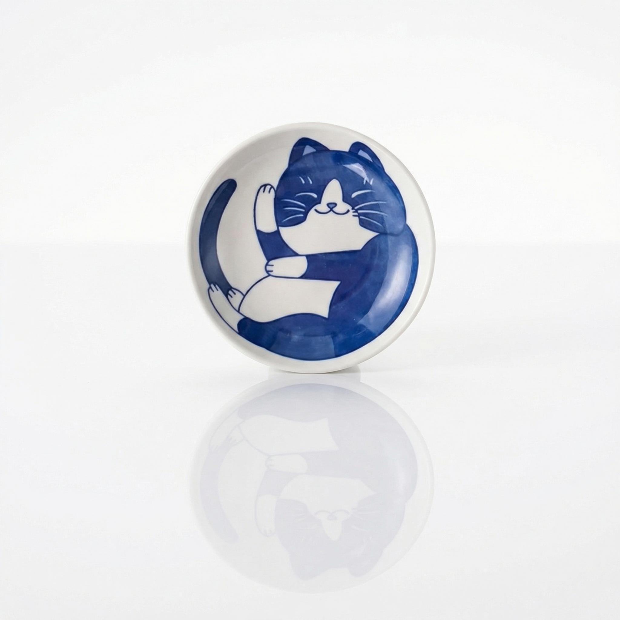 Coupelle céramique chat japonais motif neko bleu nuit fond blanc avec reflet