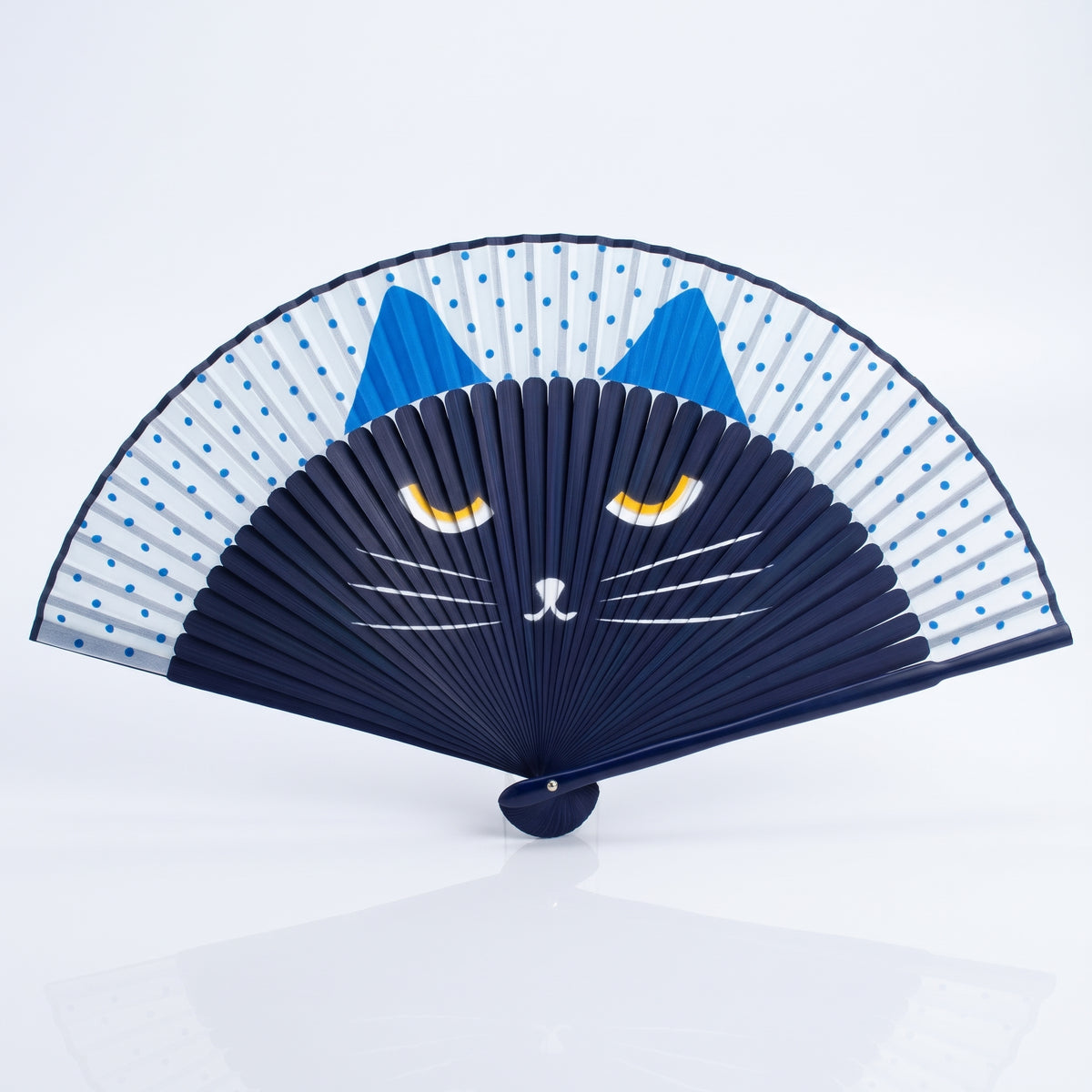 Éventail japonais chat bleu ouvert, chat bleu nuit aux oreilles bleu clair sous une feuille blanche à pois bleus