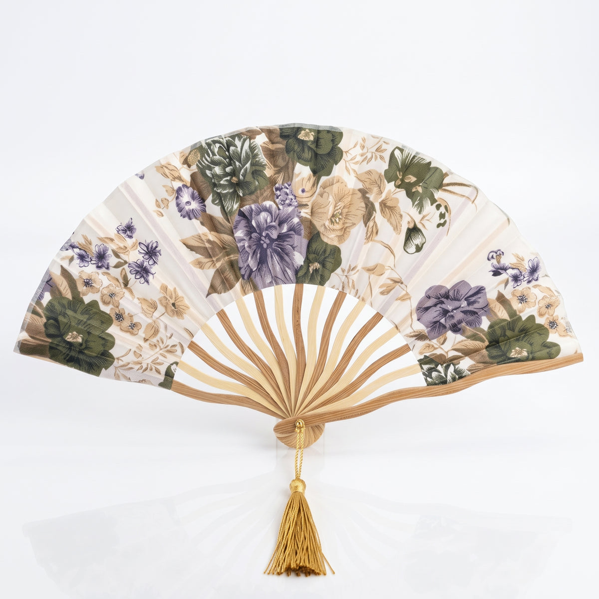 Éventail japonais fleuri beige à bord ondulé, grandes fleurs crème et vertes, pompon doré