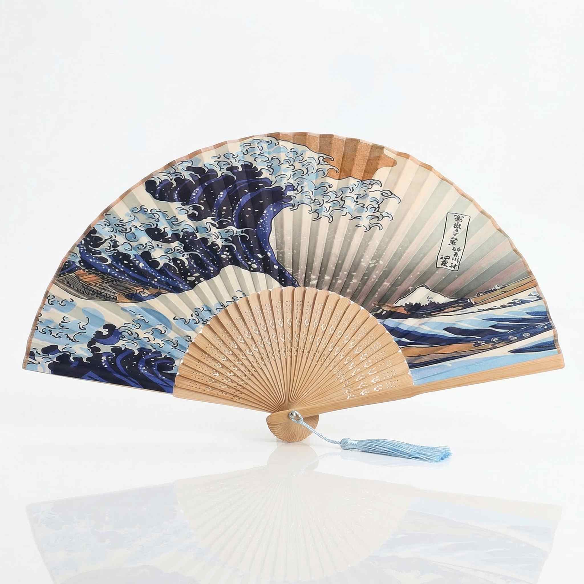 Eventail japonais pliable grande vague de Kanagawa en bambou avec pompon bleu