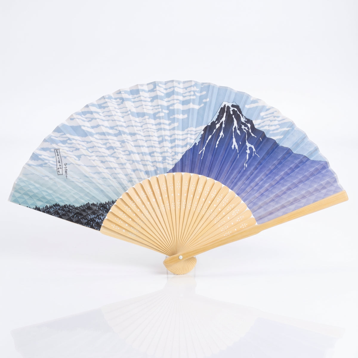 Éventail japonais mont Fuji vent du sud ouvert, d'après Hokusai, cône bleu et violet sous un ciel de petits nuages