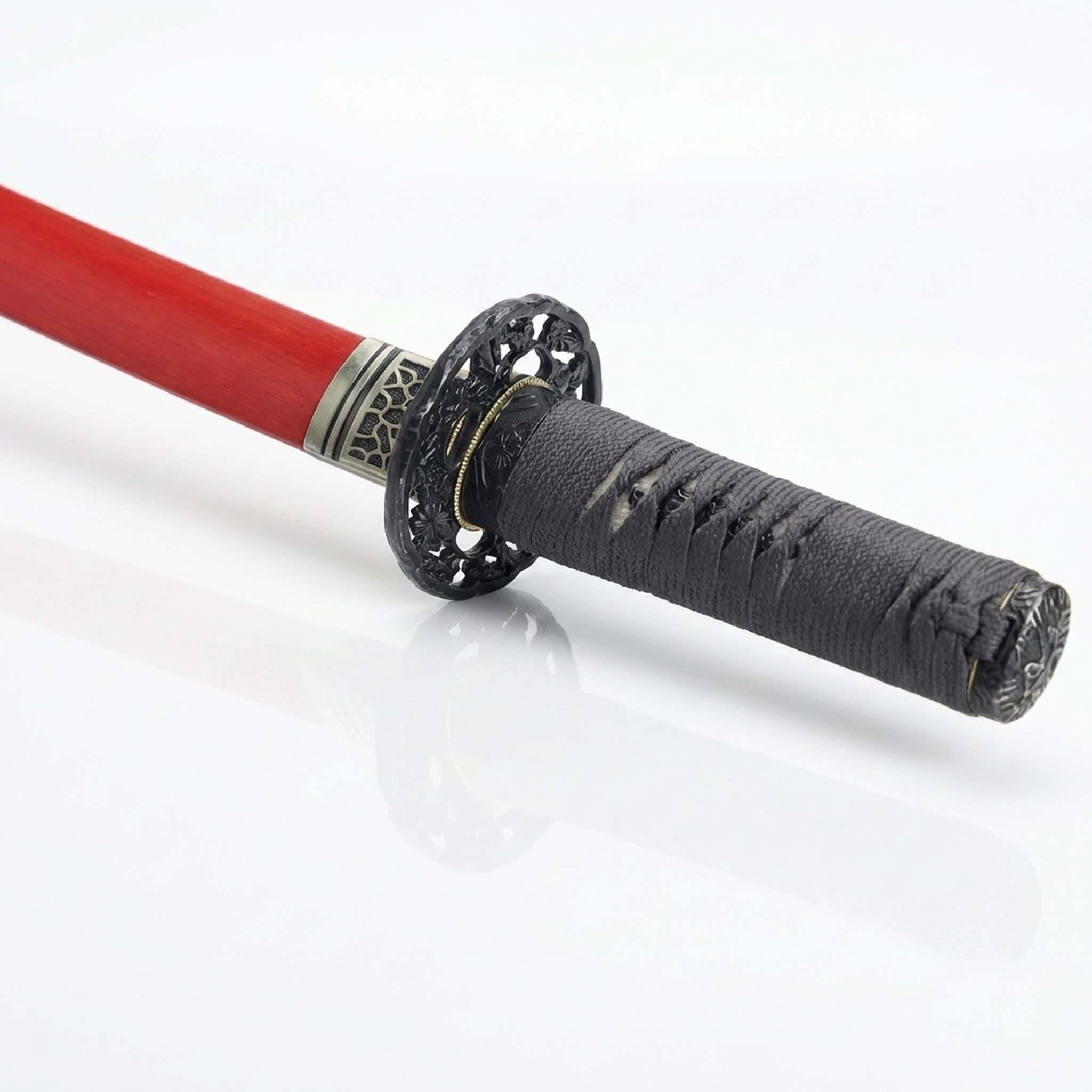 Katana decoratif en bambou gros plan tsuka poignee et tsuba ajouree