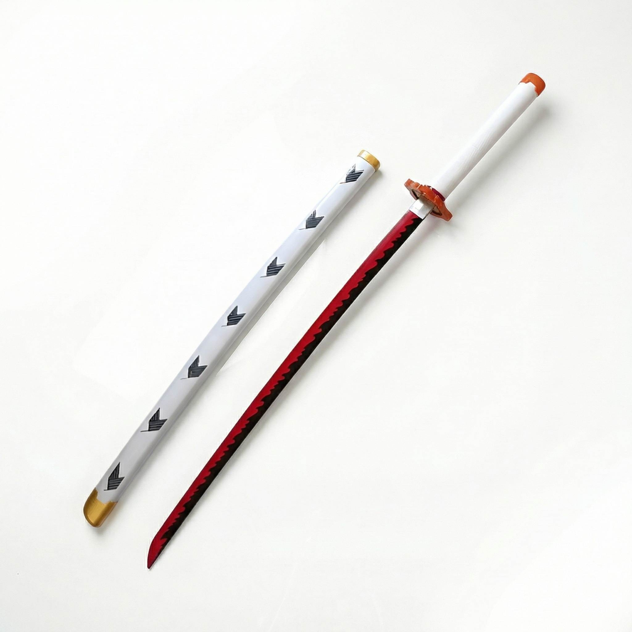 Katana Kyojuro Rengoku Demon Slayer en bambou fourreau blanc motifs fleches lame rouge flamme