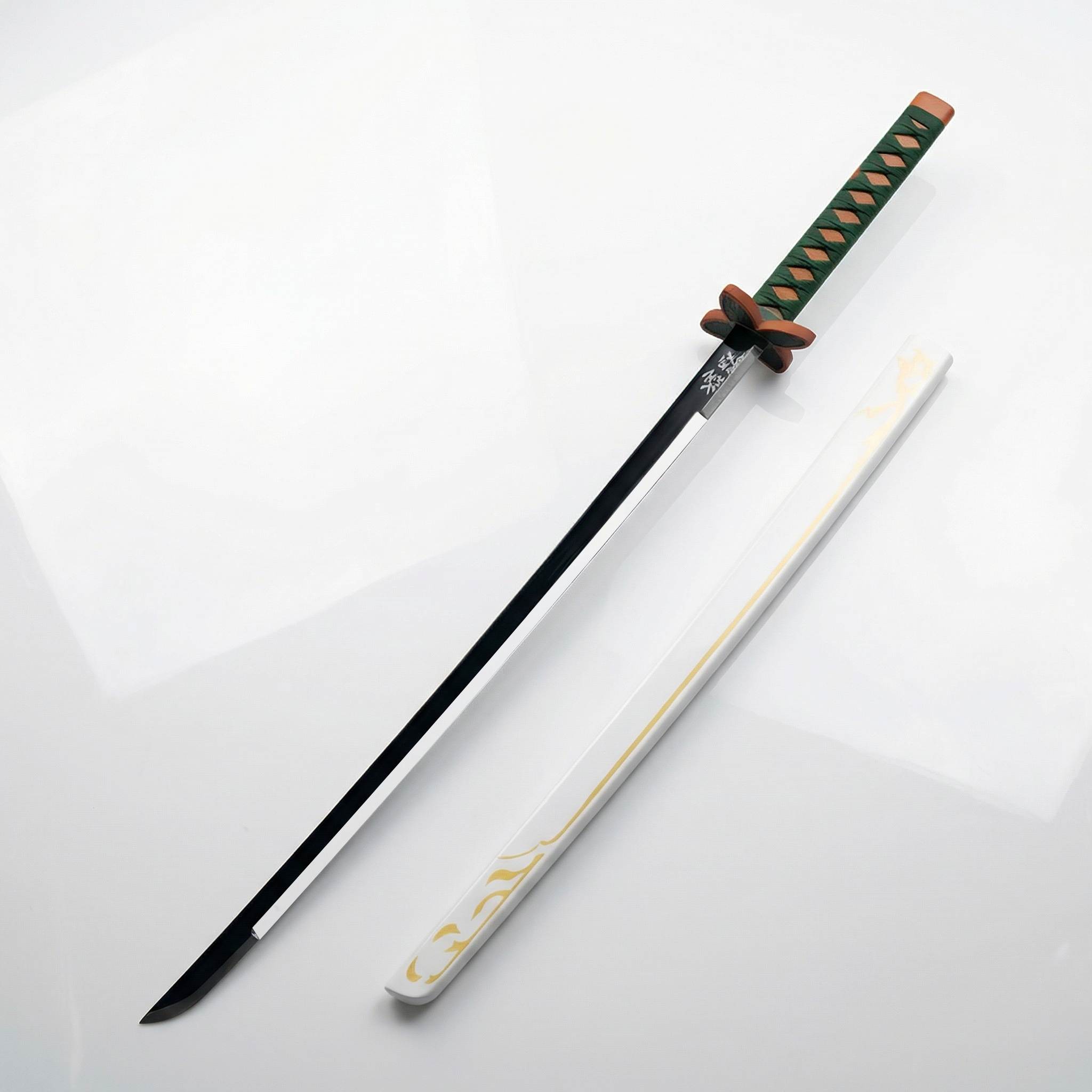 Katana Shinobu Kocho Demon Slayer fourreau blanc motifs dores poignee verte tressee tsuba marron