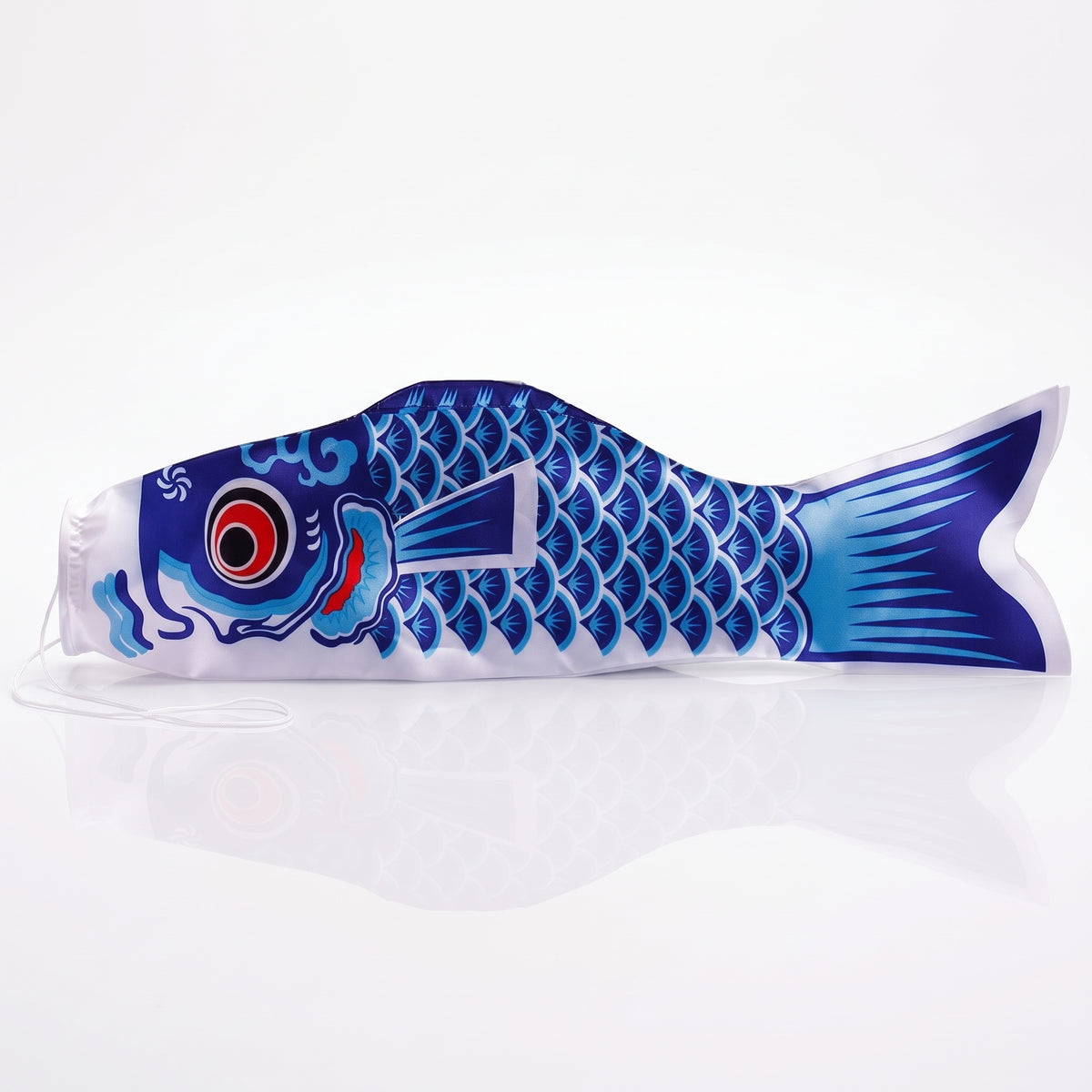 Koinobori japonais Bleu, carpe en tissu bleu roi aux écailles bleu clair et à l'œil rouge cerclé de noir