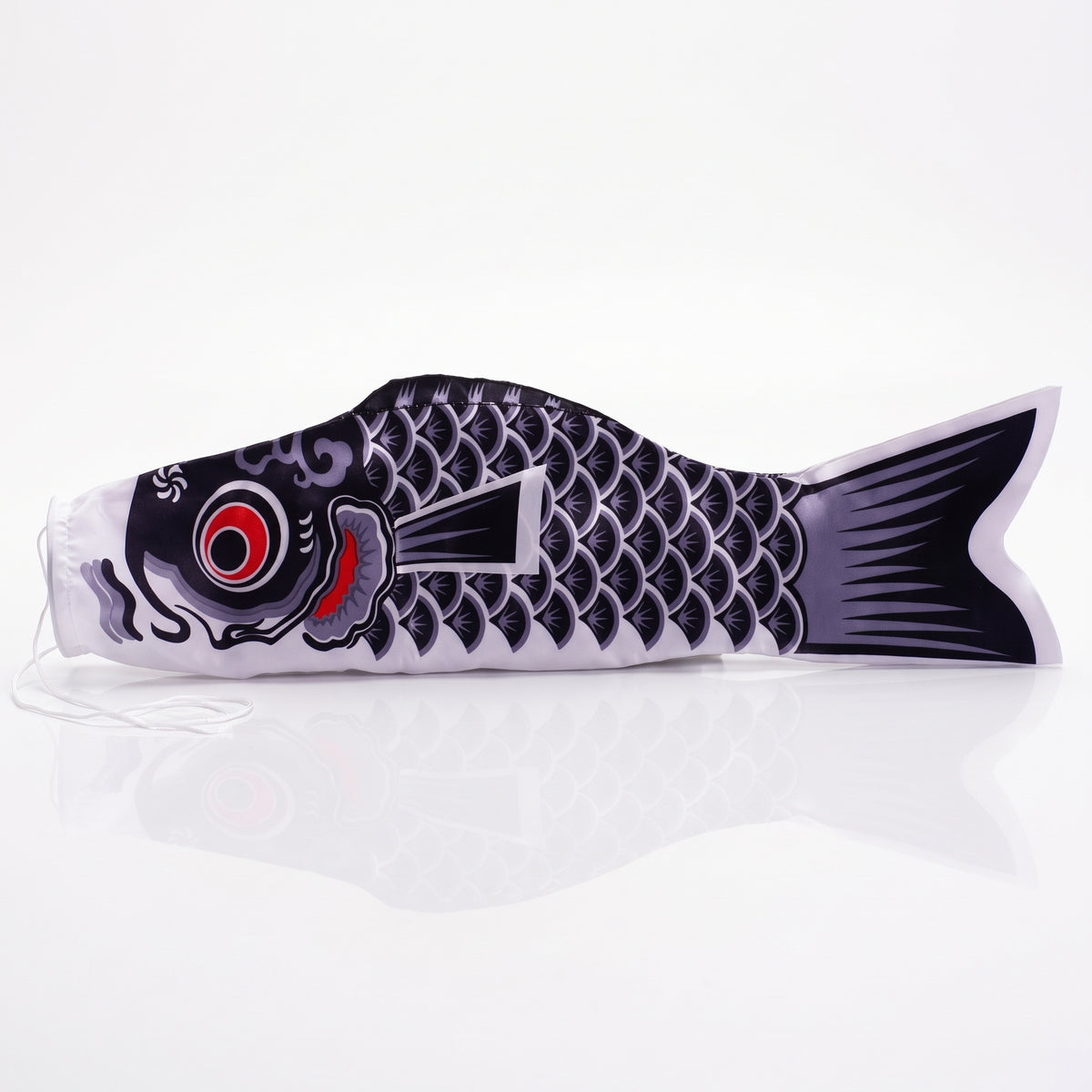 Koinobori japonais Noir, carpe en tissu aux écailles grises et à l'œil rouge, cordon blanc à la bouche