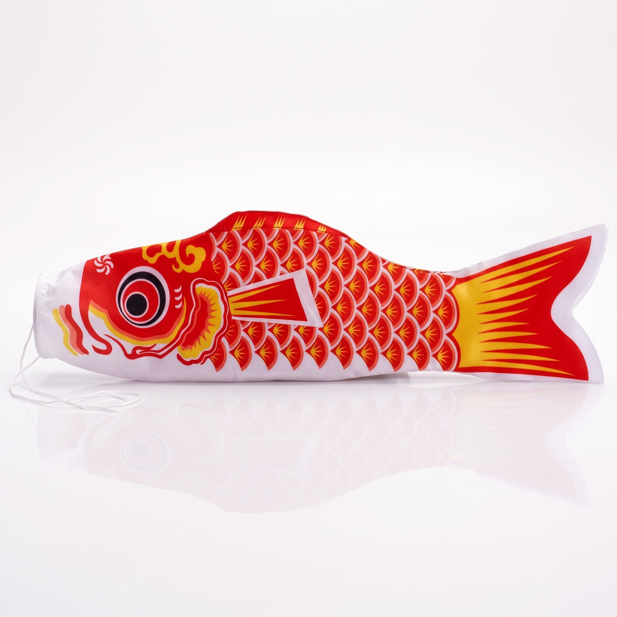 Koinobori japonais Rouge, carpe en tissu aux écailles rouges, nageoires et queue jaune vif