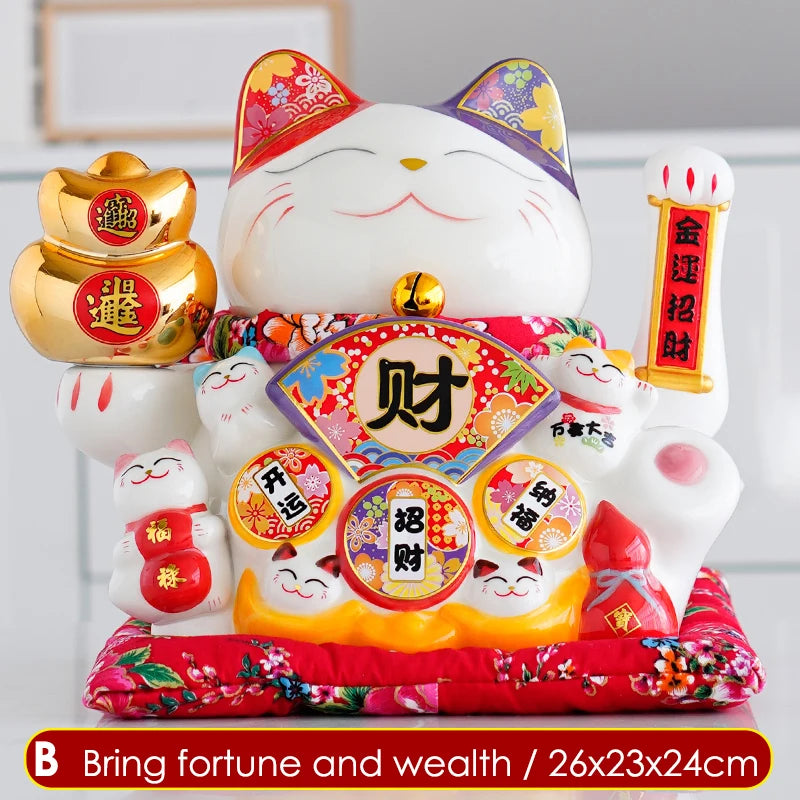 Maneki Neko blanc en céramique avec bras oscillant, lingot d'or doré et tirelire intégrée.